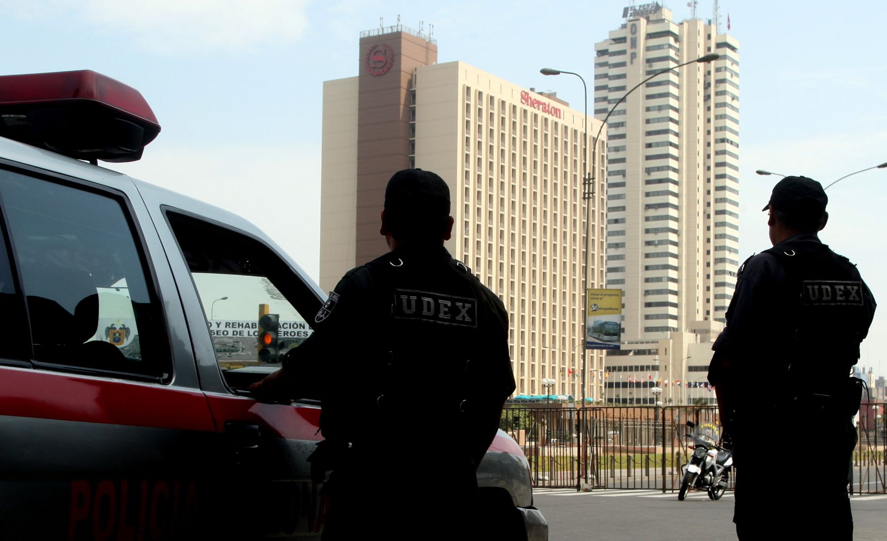 Cierran acceso vehicular y peatonal frente al hotel Sheraton por debate presidencial.
Foto:ANDINA/Héctor Vinces.