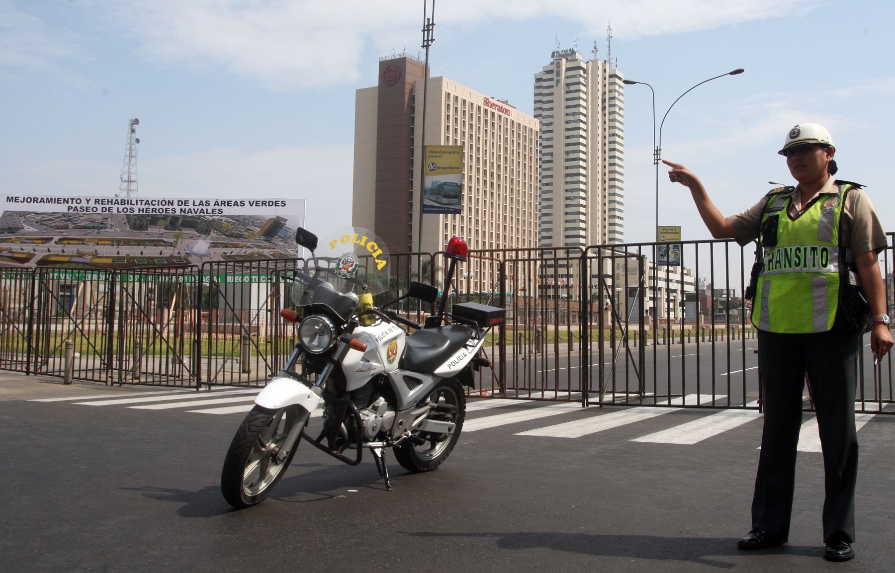 Cierran acceso vehicular y peatonal frente al hotel Sheraton por debate presidencial.
Foto:ANDINA/Héctor Vinces.