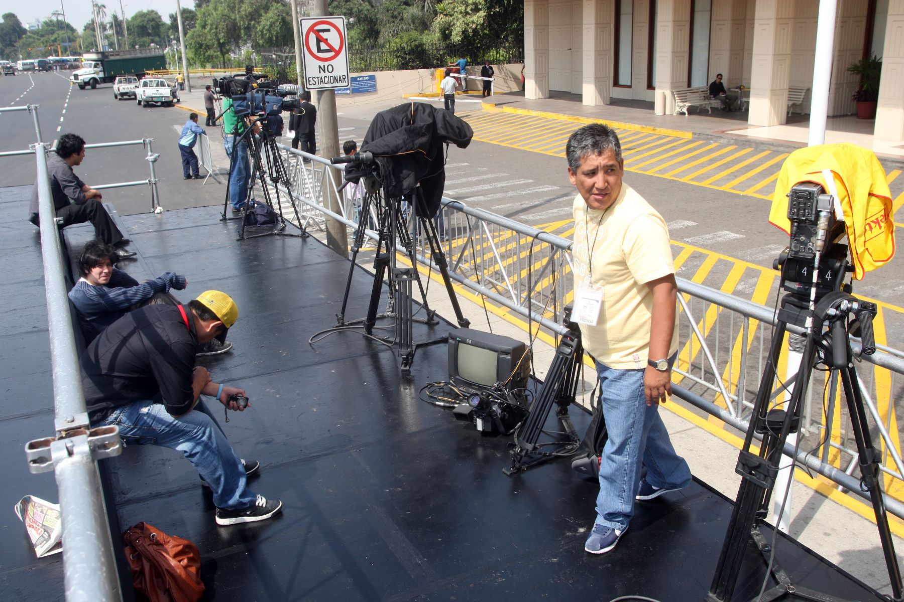 La prensa se instala desde temprano para tener la mejor ubicación en la noche durante  el debate presidencial. Foto:ANDINA/Héctor Vinces.