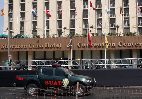 Medidas de seguridad y restricción de tránsito en los alrededores del Hotel Sheraton.
Foto:ANDINA/Héctor Vinces.