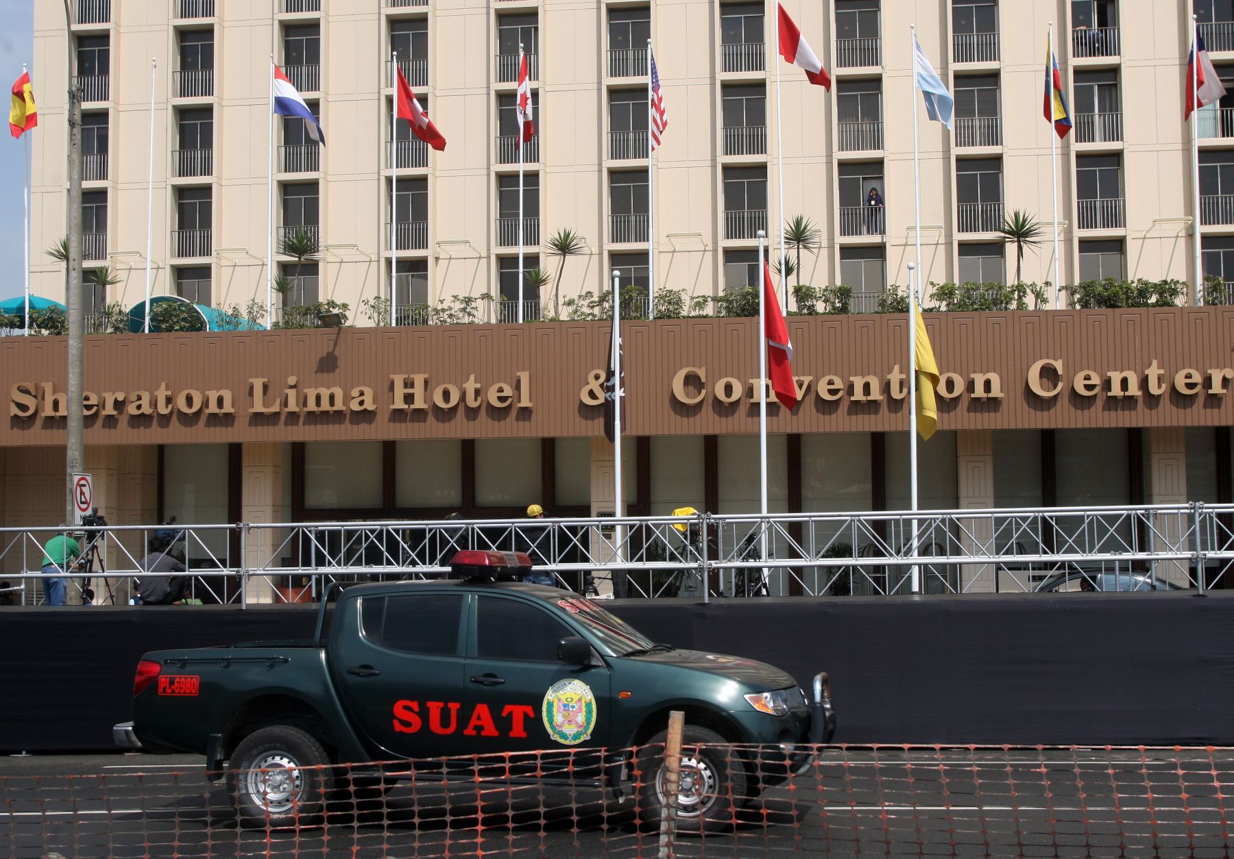 Medidas de seguridad y restricción de tránsito en los alrededores del Hotel Sheraton.
Foto:ANDINA/Héctor Vinces.
