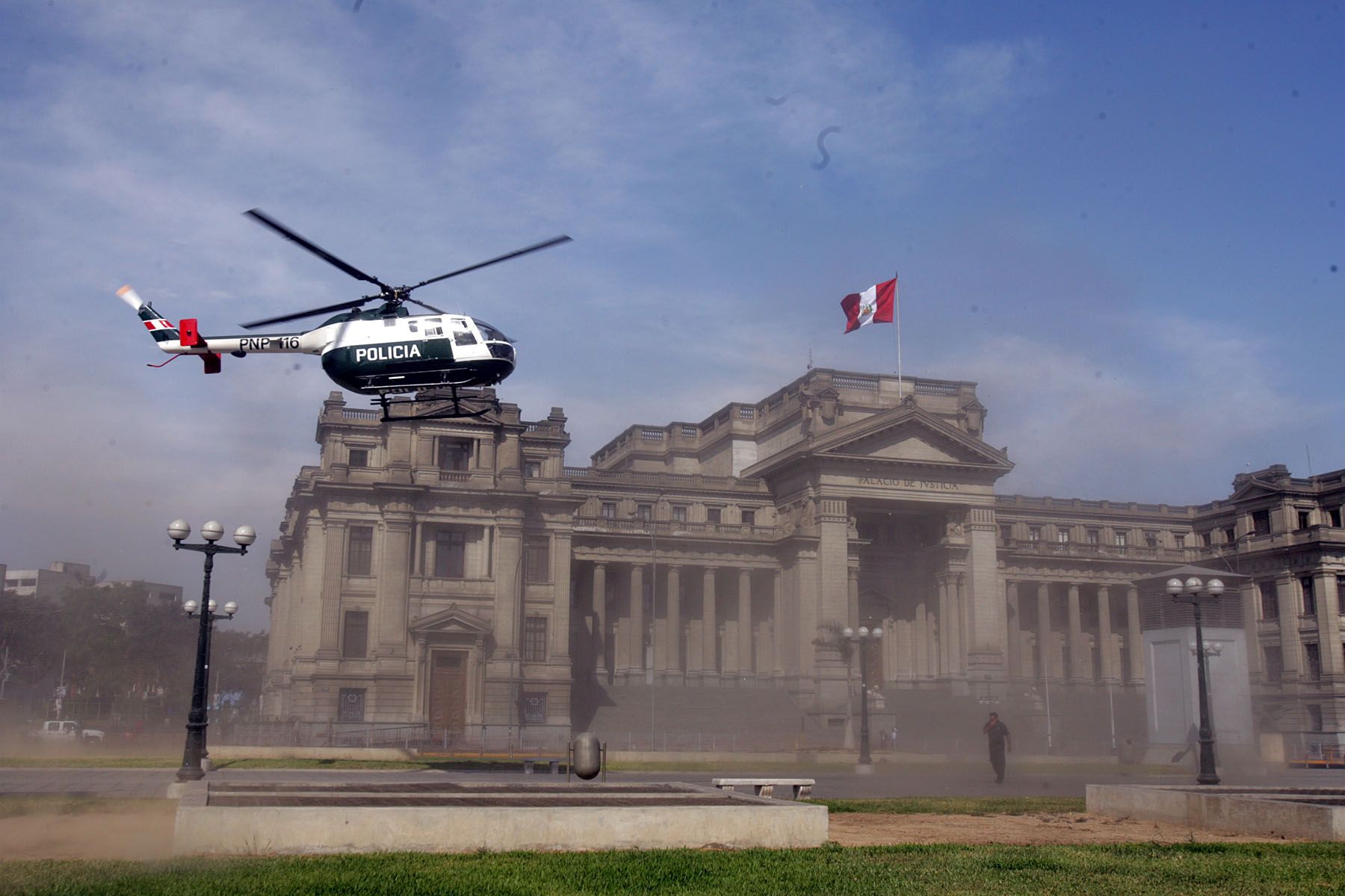 Helicoptero de la PNP aterrizó frente al Hotel Sheraton para brindar seguridad durante debate presidencial de Transparencia y la ARTP. Foto: ANDINA/Rubén Grández