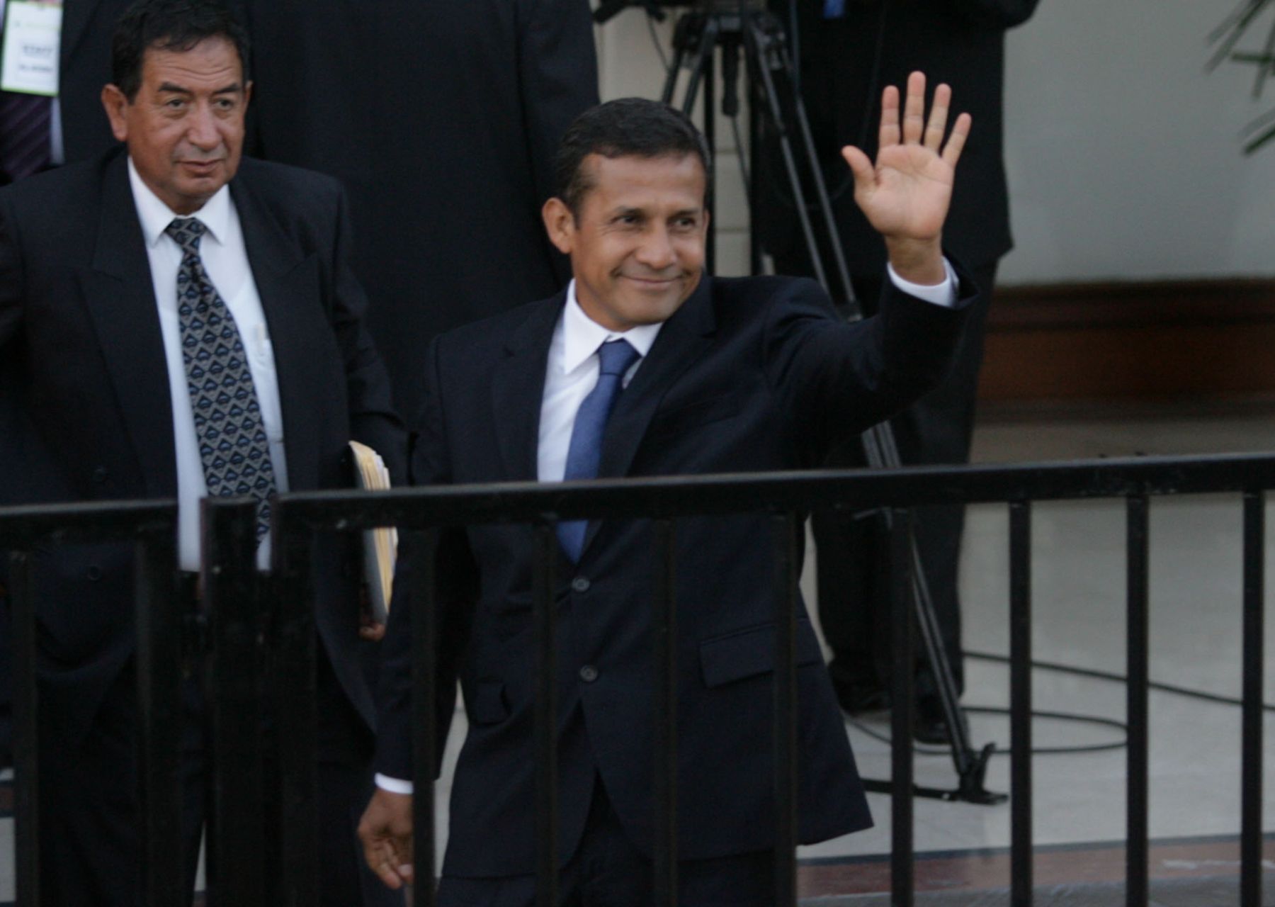 Llegada del candidato de Gana Perú, Ollanta Humala, al hotel Sheraton para participar en el debate presidencial de Transparencia y la Sociedad Nacional de Radio y Televisión.Foto: ANDINA/Rubén Grández