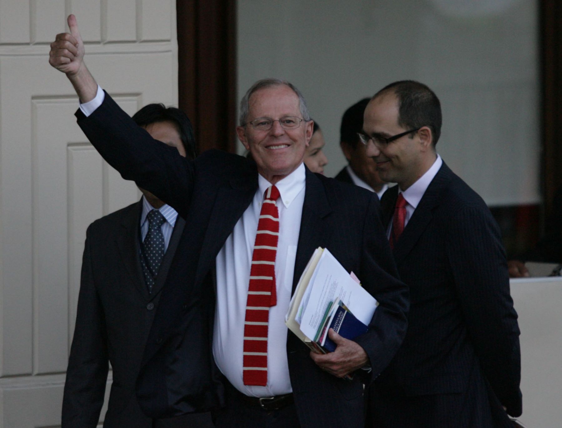 Pedro Pablo Kuczynski, candidato por la Alianza por el Gran  Cambio, llega  al hotel Sheraton para participar en el debate presidencial de Transparencia y la Sociedad Nacional de Radio y Televisión.Foto: ANDINA/Rubén Grández