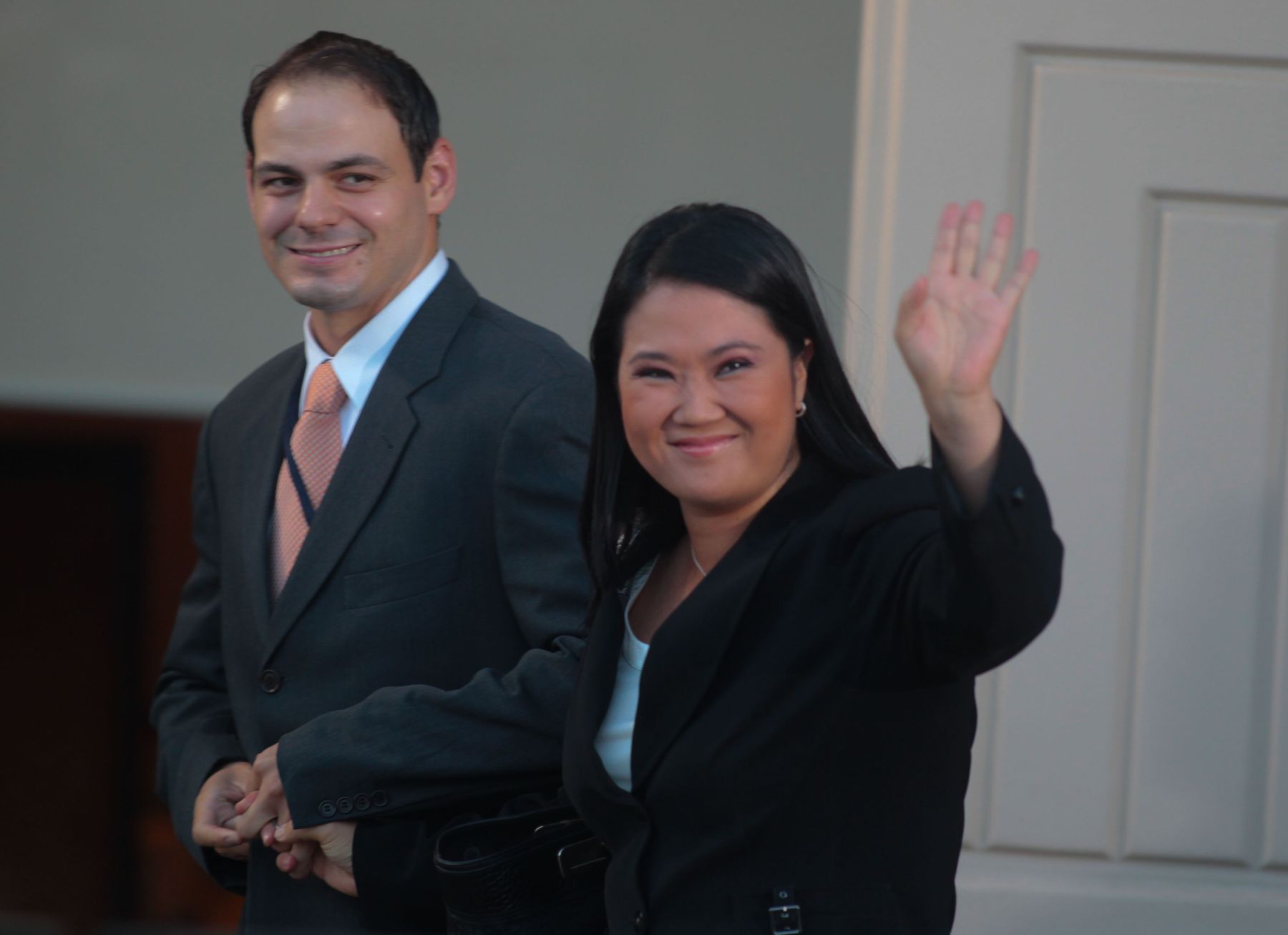 La candidata de Fuerza 2011, Keiko Fujimori, llega  al hotel Sheraton para participar en el debate presidencial de Transparencia y la Sociedad Nacional de Radio y Televisión. Foto: ANDINA/ Piero Vargas