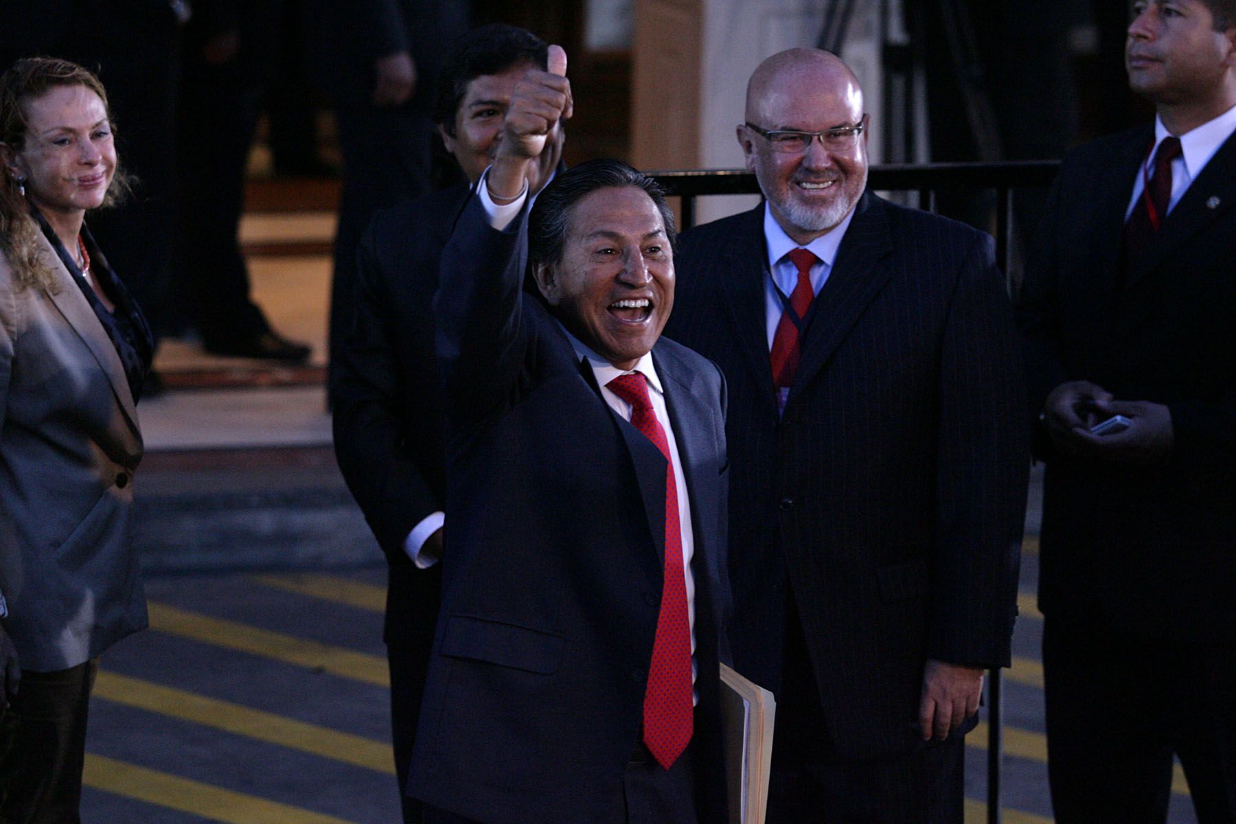 El candidato de Perú Posible, Alejandro Toledo, llega  al hotel Sheraton para participar en el debate presidencial de Transparencia y la Sociedad Nacional de Radio y Televisión.
Foto: ANDINA/Rubén Grández