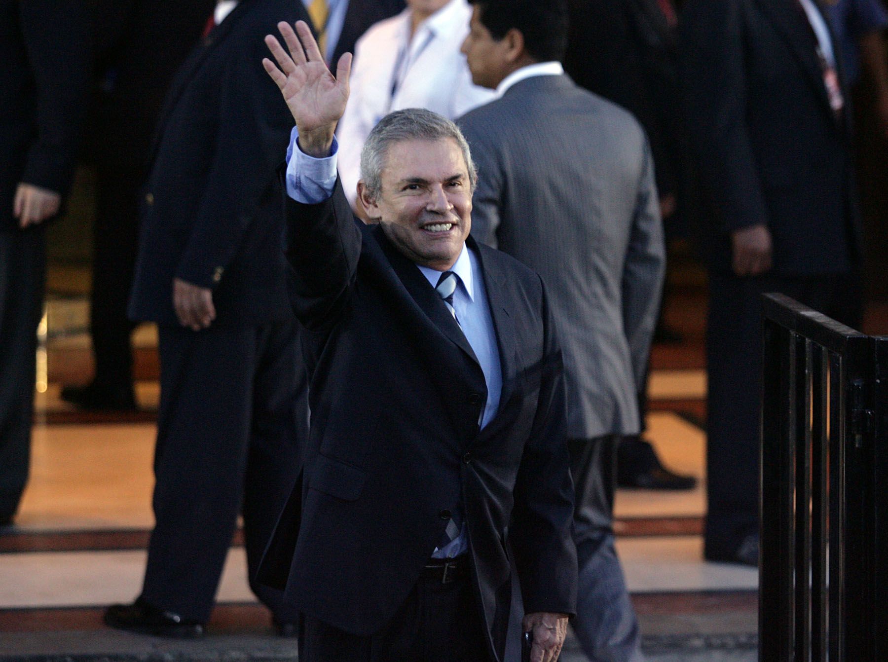 El candidato de Solidaridad Nacional, Luis Castañeda, llega  al hotel Sheraton para participar en el debate presidencial de Transparencia y la Sociedad Nacional de Radio y Televisión.Foto: ANDINA/Rubén Grández