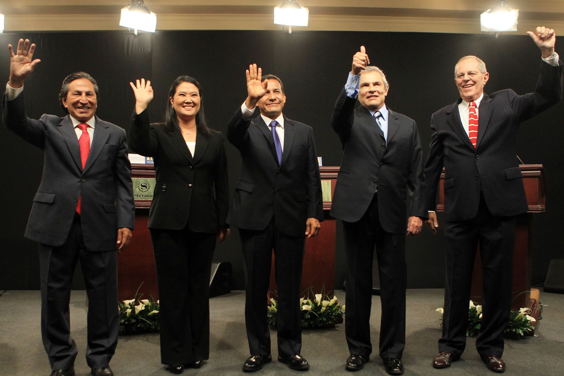 Candidatos presidenciales posan para los fotógrafos antes de iniciar el Debate de esta noche en el Hotel Sheraton. Foto:ANDINA/Carlos Lezama