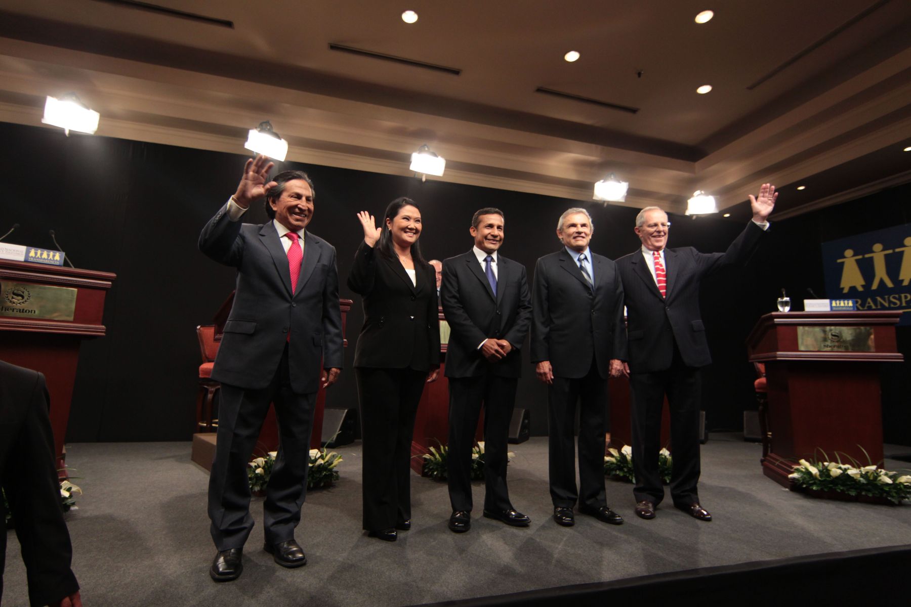 Candidatos presidenciales posan para los fotógrafos antes de iniciar el Debate de esta noche en el Hotel Sheraton.
Foto: ANDINA/ Piero Vargas