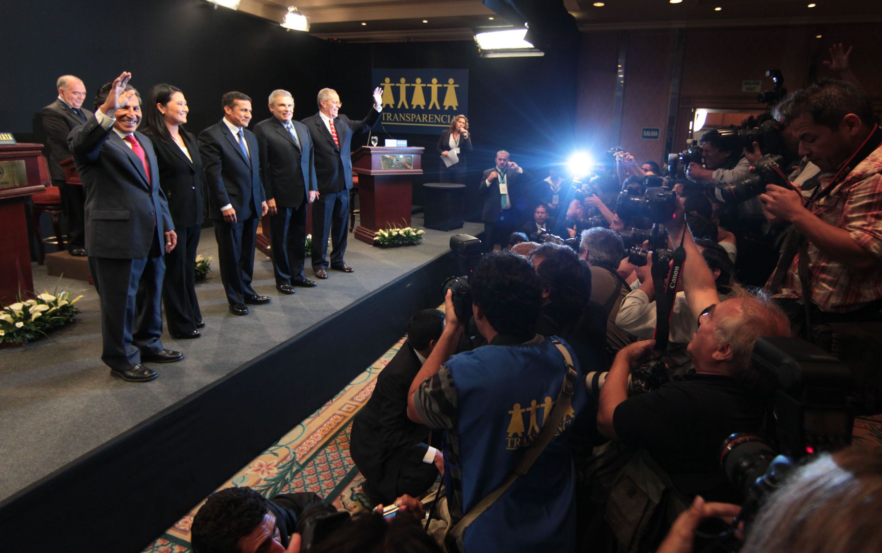 Candidatos presidenciales posan para los fotógrafos antes de iniciar el Debate de esta noche en el Hotel Sheraton.
Foto: ANDINA/ Piero Vargas
