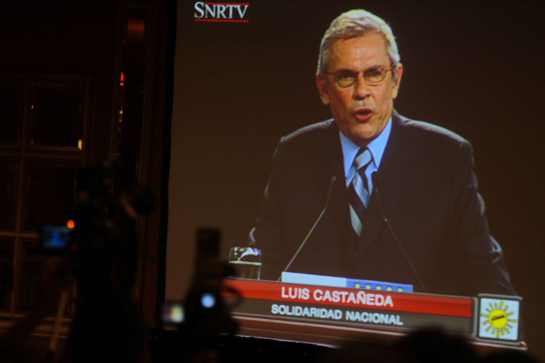 El candidato Luis Castañeda expone durante el debate presidencial en el Hotel Sheraton.  
Foto: ANDINA/ Piero Vargas