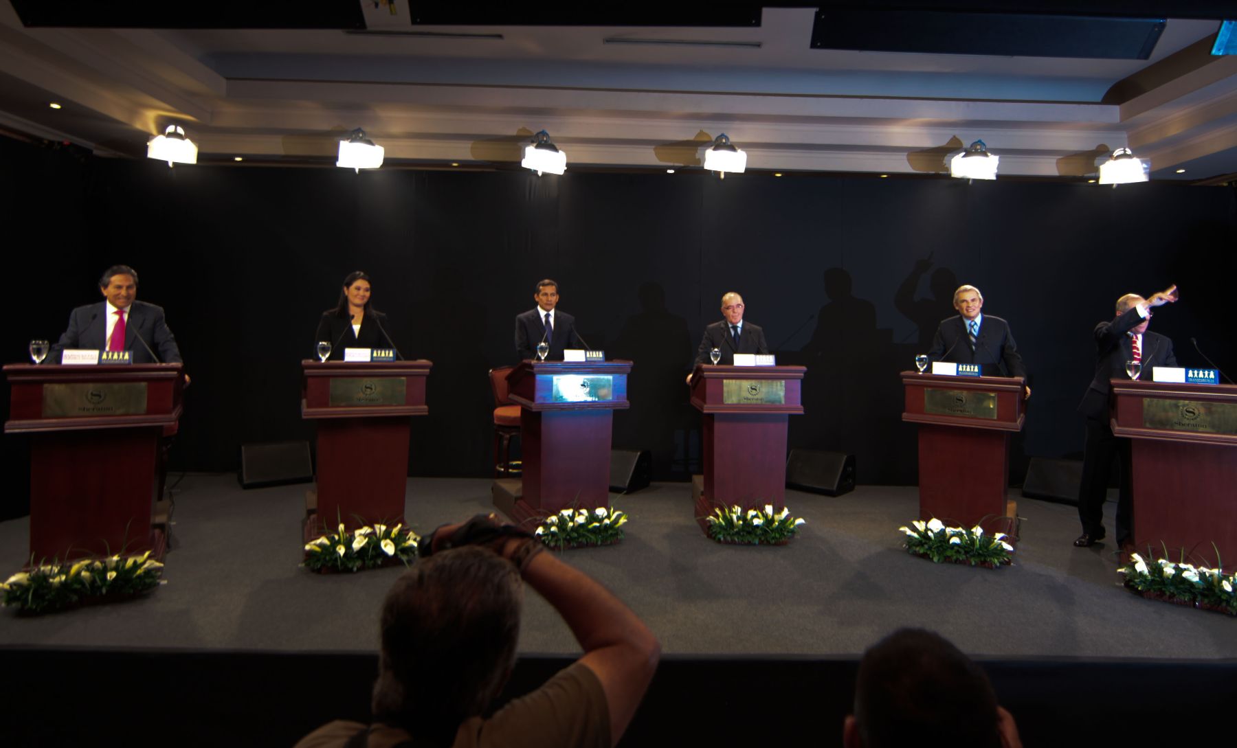 Los candidatos presidenciales posan para los fotógrafos antes de iniciarse el Debate en el Hotel Sheraton.  
Foto: ANDINA/ Piero Vargas