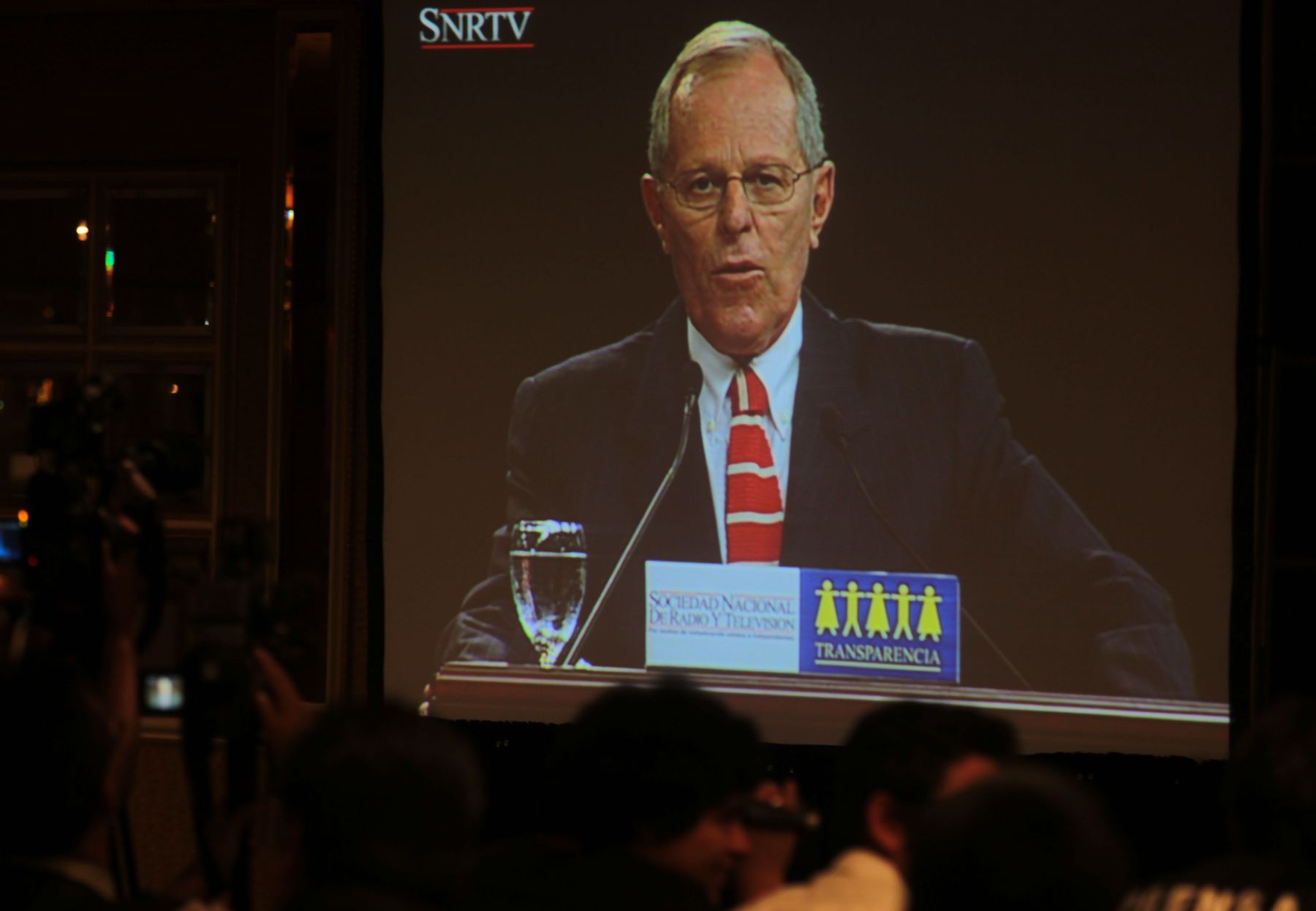 El candidato Pedro Pablo Kuczynski expone durante el debate presidencial en el Hotel Sheraton.  
Foto: ANDINA/ Piero Vargas