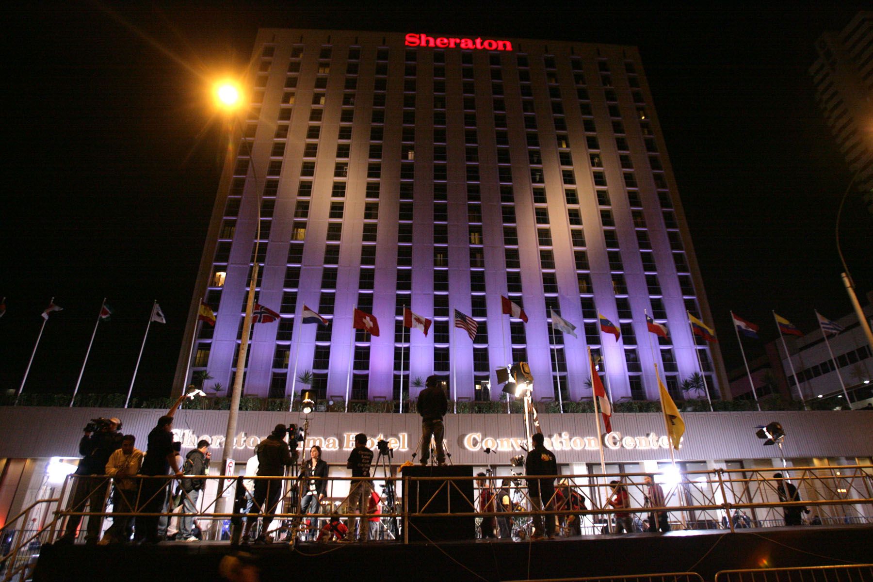 Exteriores del Hotel Shetaron mientras se desarrolla en sus instalaciones el debate presidencial organizado por  Transparencia y la Sociedad Nacional de Radio y Televisión. Foto: ANDINA/Rubén Grández