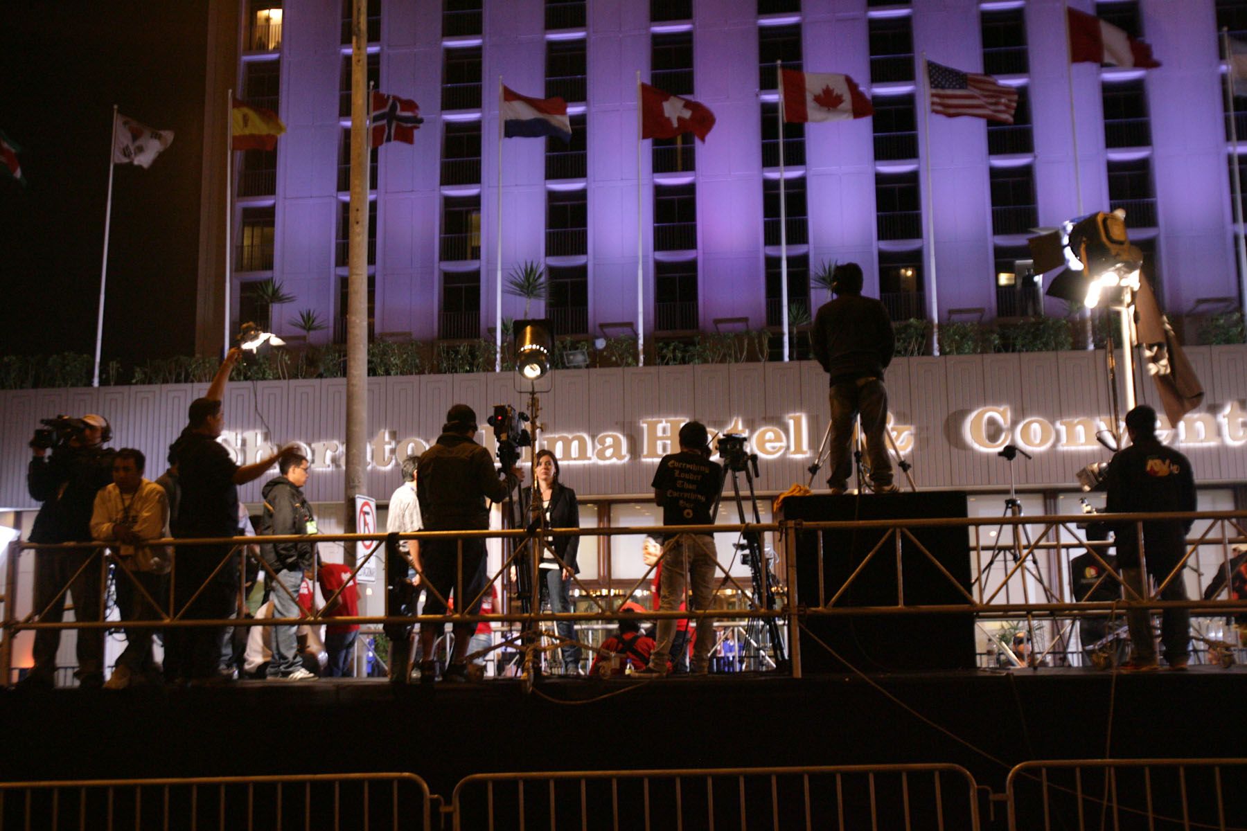 Exteriores del Hotel Shetaron mientras se desarrolla en sus instalaciones el debate presidencial organizado por  Transparencia y la Sociedad Nacional de Radio y Televisión. Foto: ANDINA/Rubén Grández