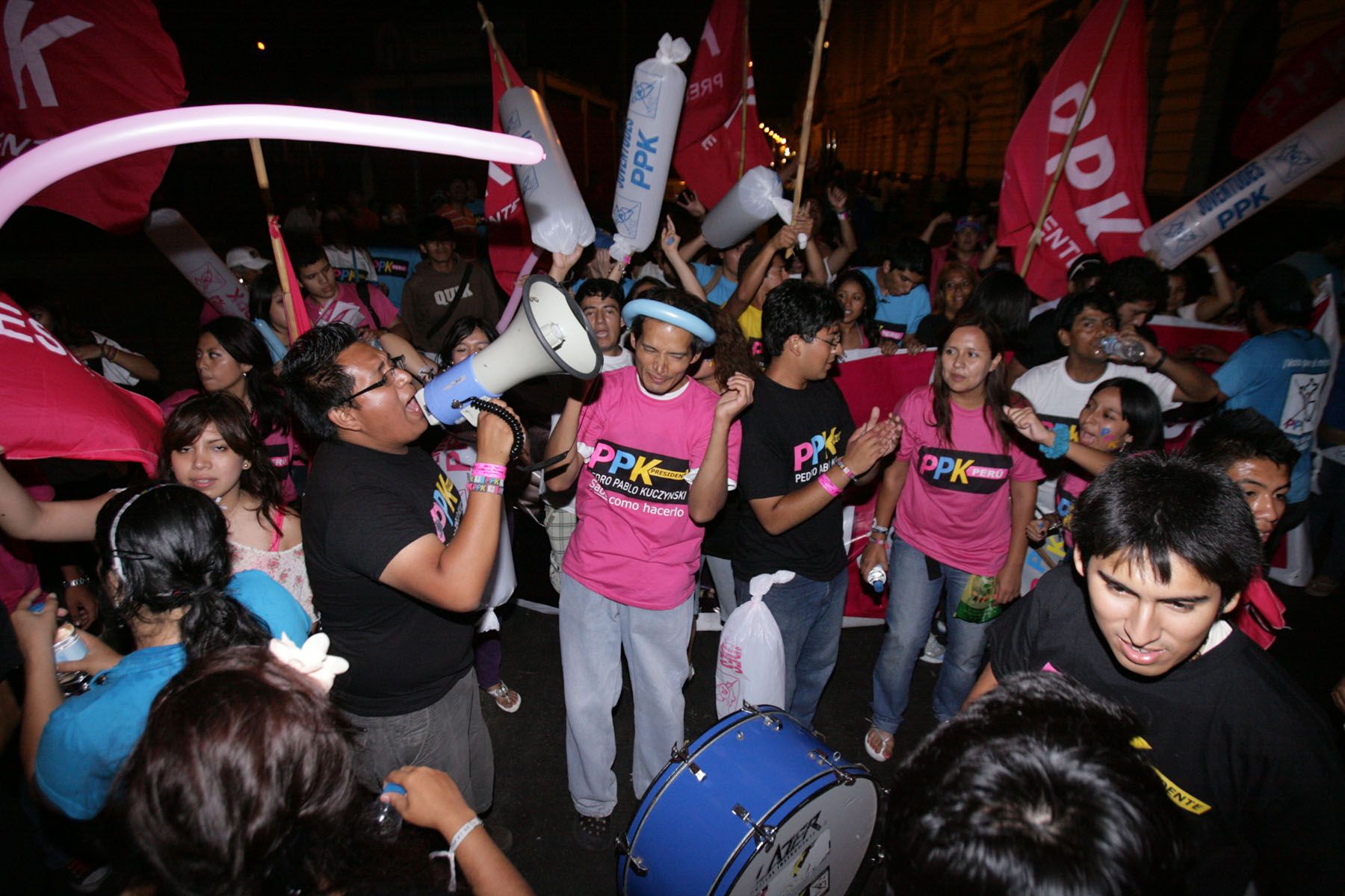 Partidarios de Alianza por el Gran Cambio en los alrededores del Hotel Sheraton durante el desarrollo del debate presidencial.
Foto: ANDINA/Rubén Grández