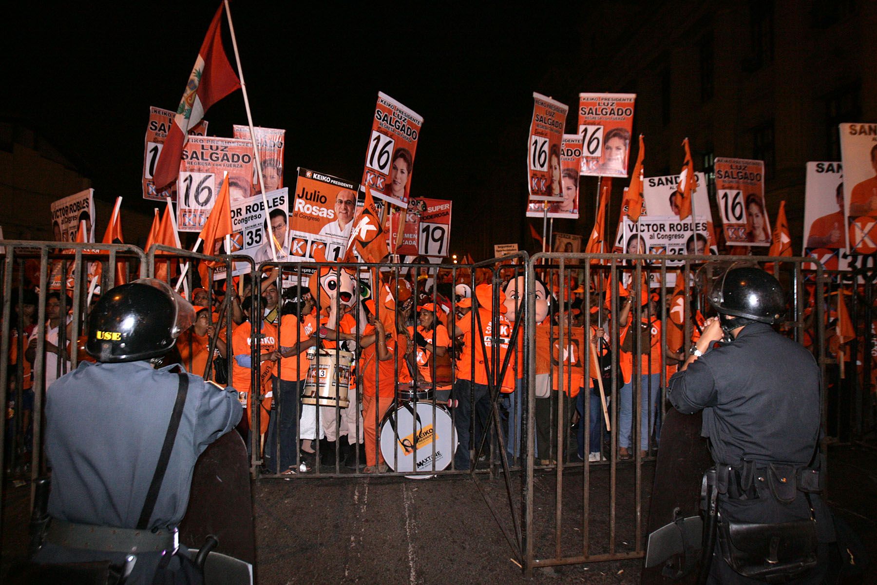 Partidarios de Fuerza 2011 en los alrededores del Hotel Sheraton durante el desarrollo del debate presidencial.
Foto: ANDINA/Rubén Grández