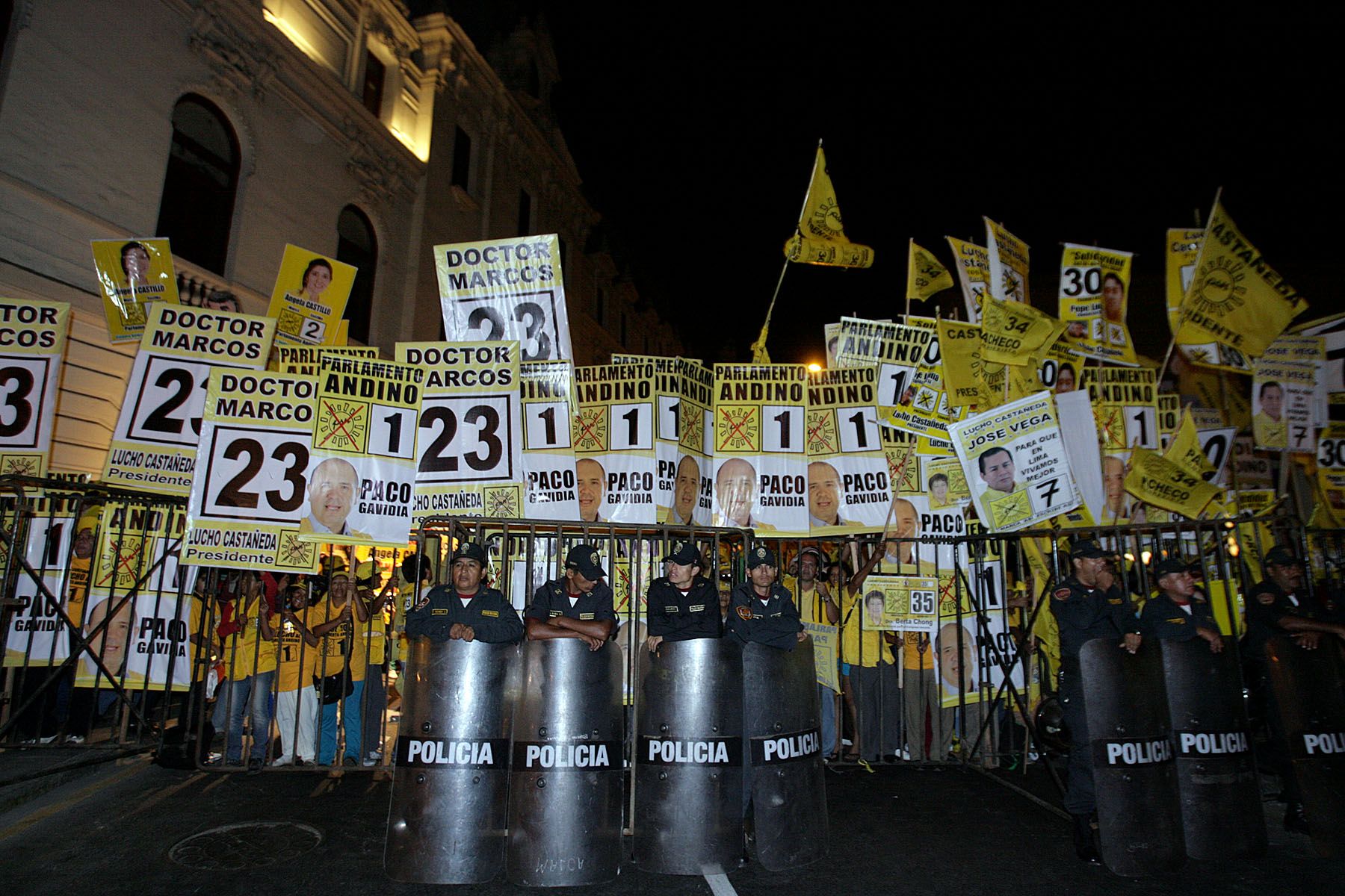 Partidarios de Solidaridad Nacional en los alrededores del Hotel Sheraton durante el desarrollo del debate presidencial.
Foto: ANDINA/Rubén Grández