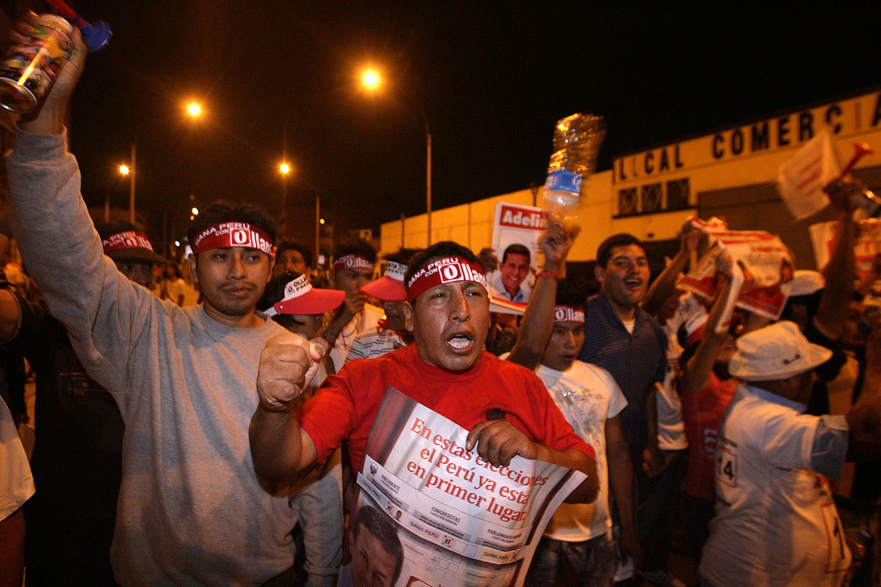 Partidarios de Gana Perú en los alrededores del Hotel Sheraton durante el desarrollo del debate presidencial.
Foto: ANDINA/Rubén Grández