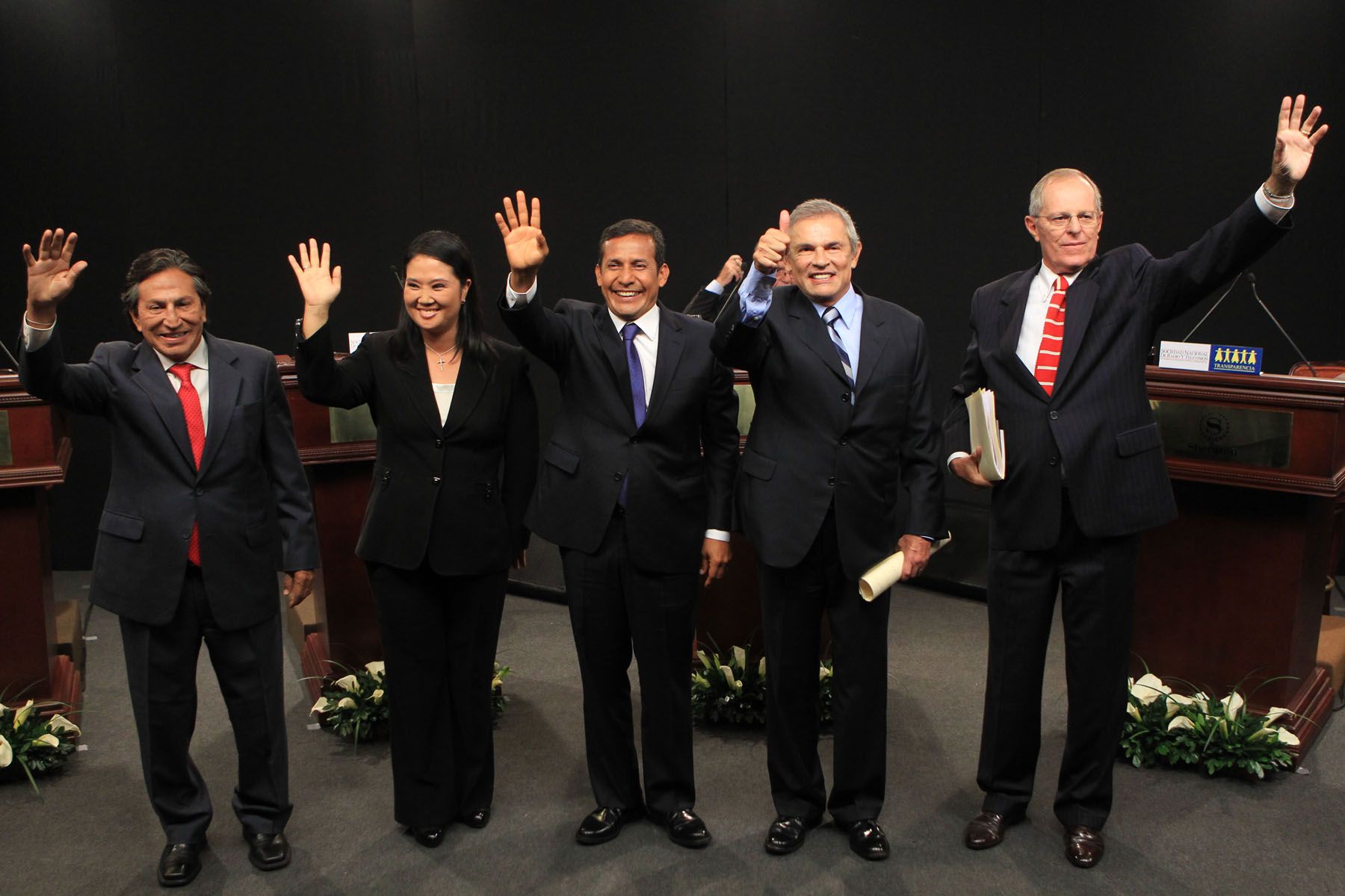 Candidatos presidenciales posan para los fotógrafos  al terminar el Debate de esta noche en el Hotel Sheraton. Foto:ANDINA/Carlos Lezama