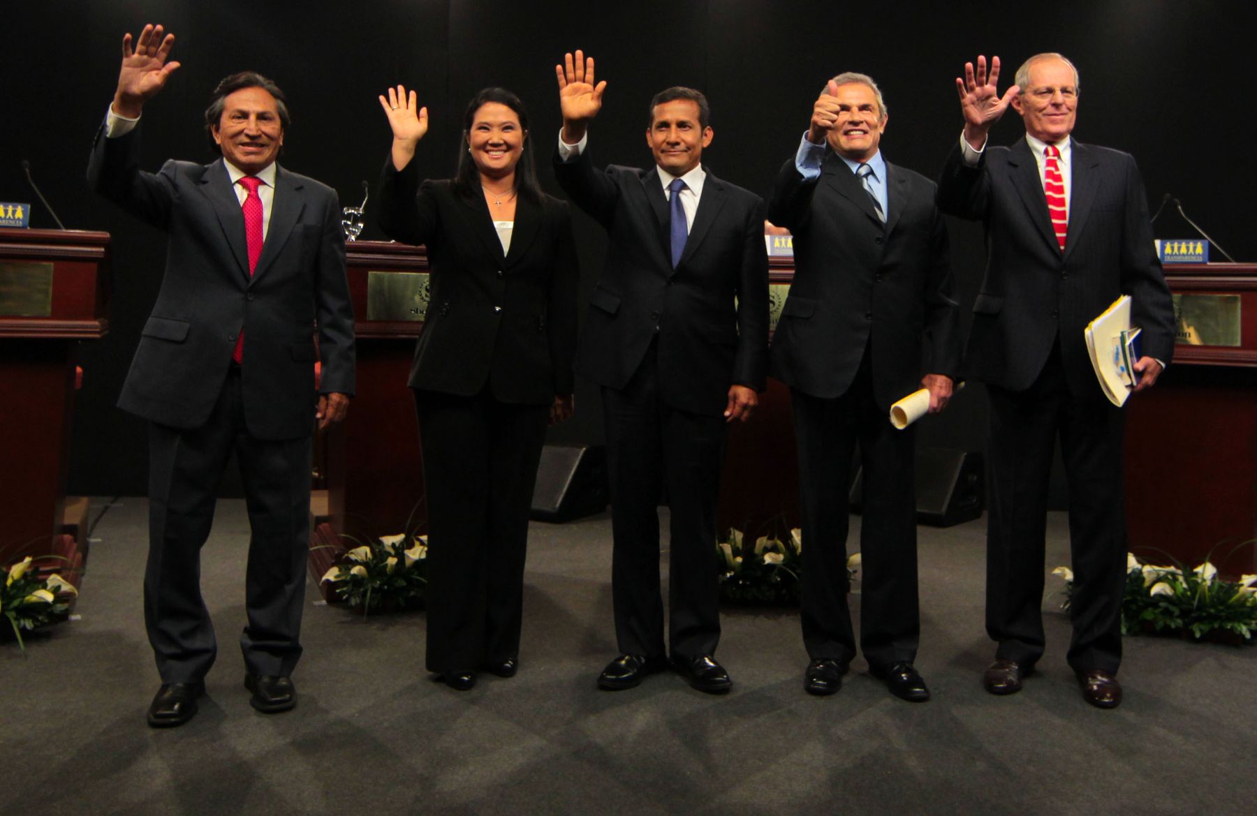 Candidatos presidenciales posan para los fotógrafos  al terminar el Debate de esta noche en el Hotel Sheraton. Foto: ANDINA/Piero Vargas