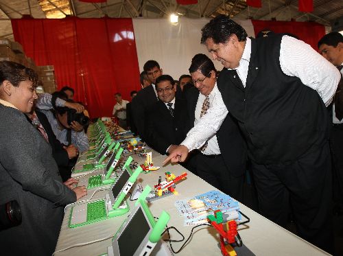 Peruvian President Alan Garcia hands over the OLPC laptops to a school in downtown Lima. Photo: ANDINA/Norman Córdova