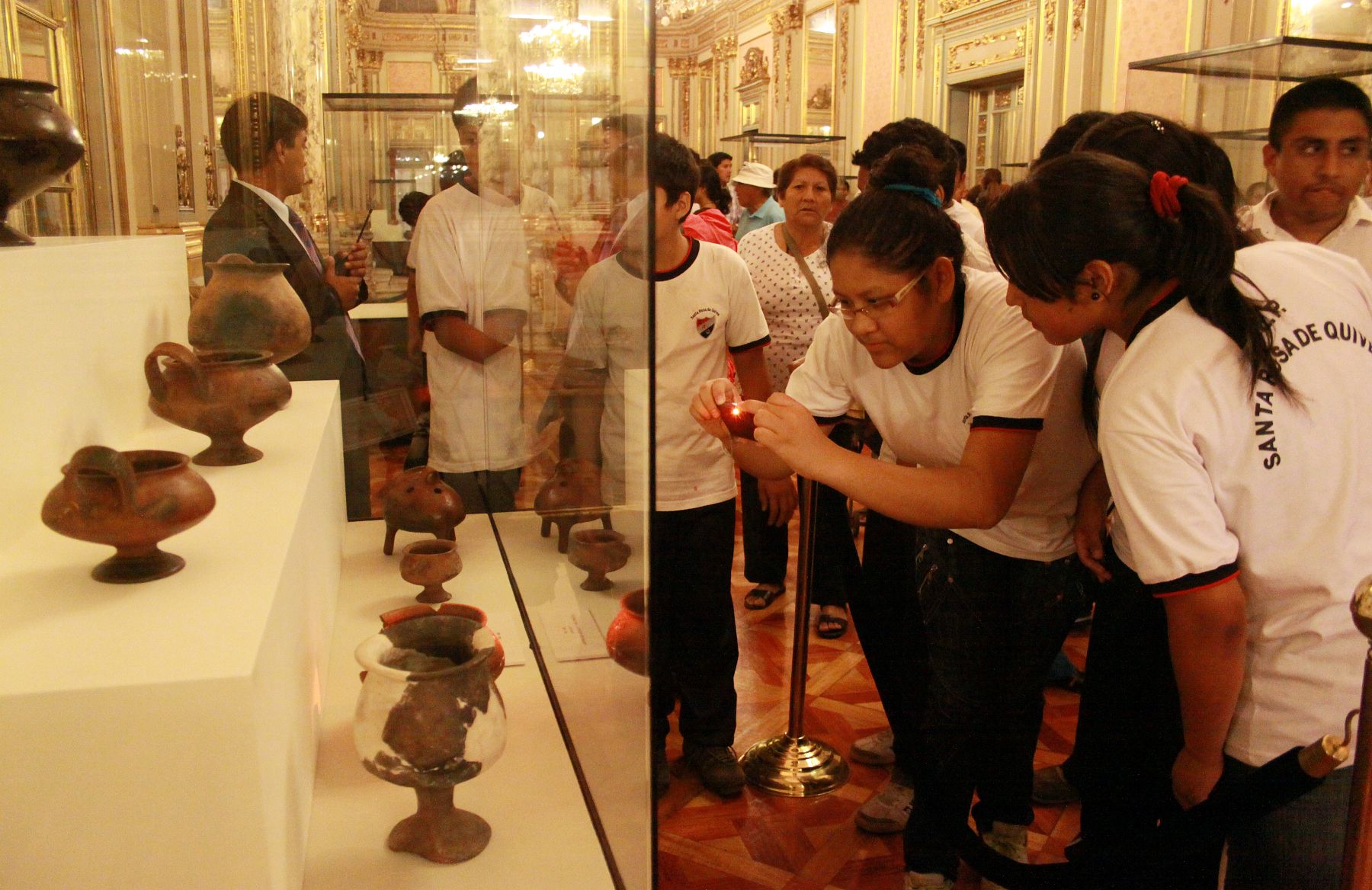 Children admire dozens of artifacts from Machu Picchu during the free exhibition being held at the Government Palace. Photo: ANDINA/Jessica Vicente