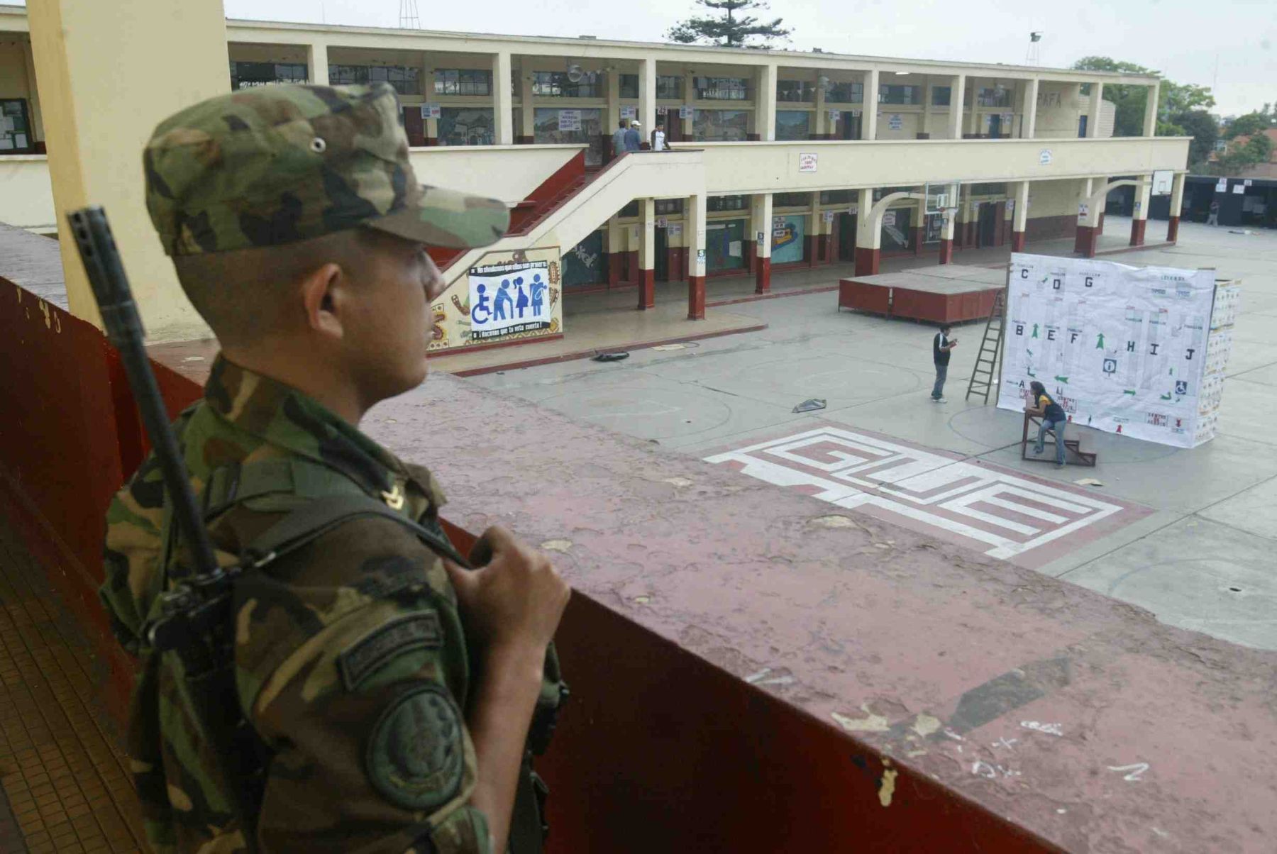 Efectivos militares custodia desde la madrugada los locales de votación