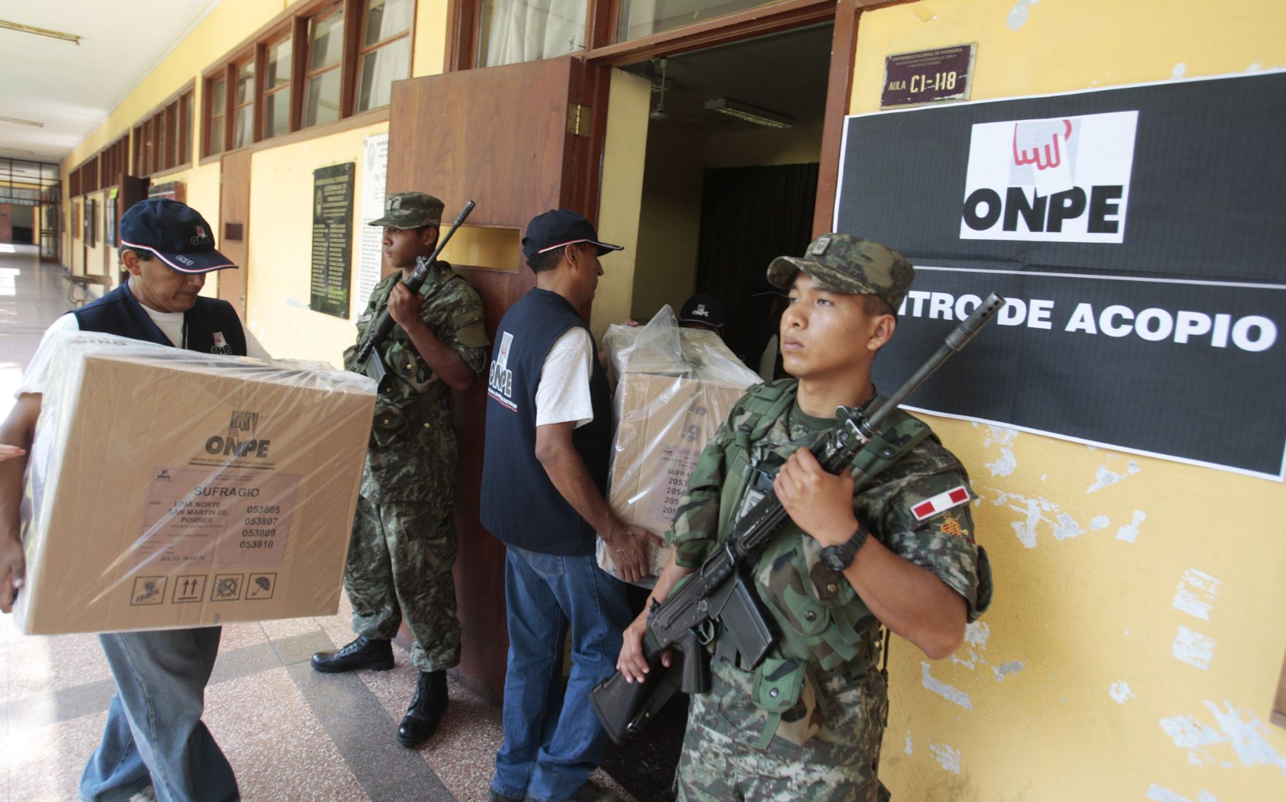 ONPE inició traslado de material electoral  en la Universidad de Ingenieria donde votaran 34,168 electores en 191 mesas de sufragio.Foto: ANDINA/Jack Ramón