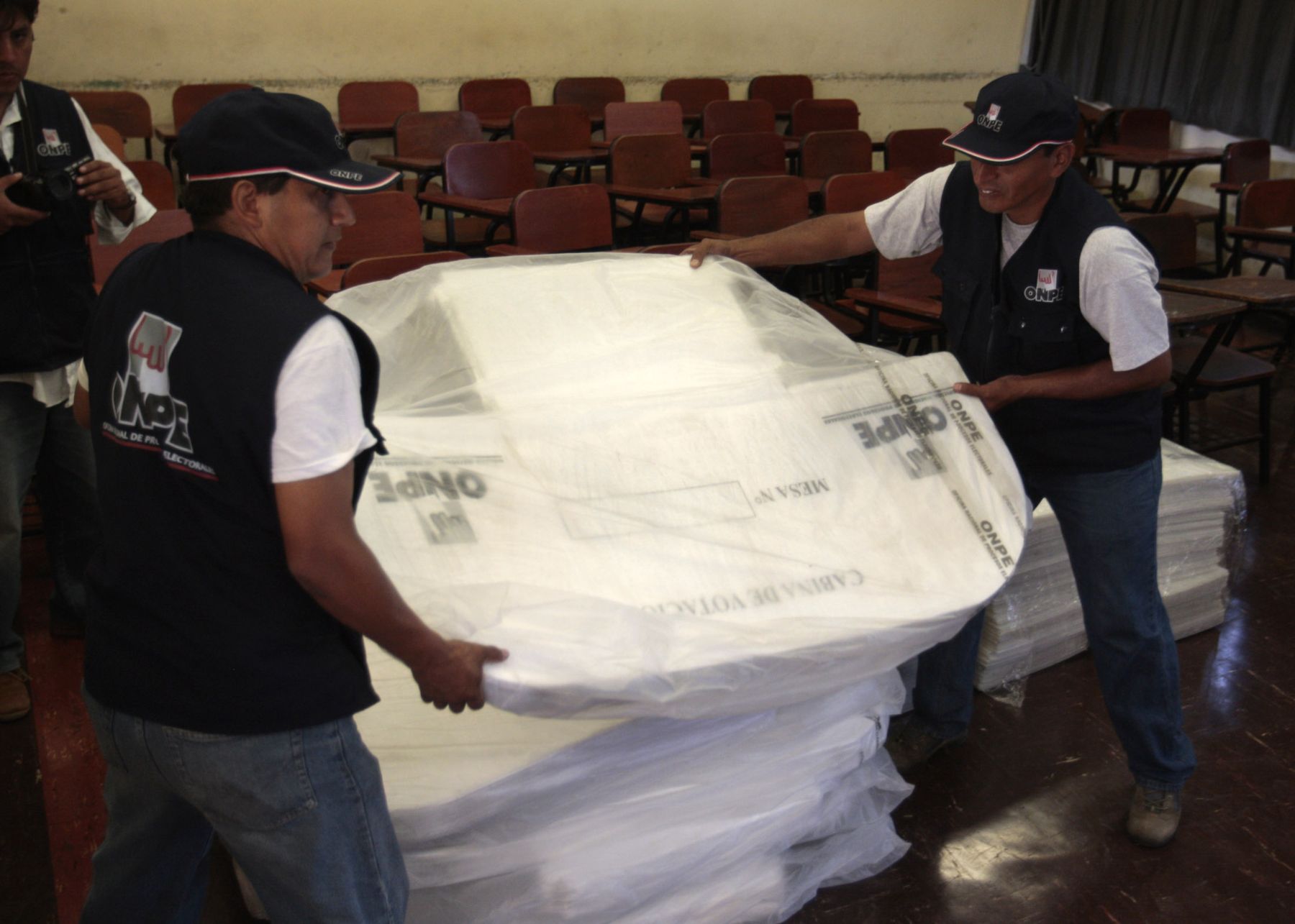 ONPE inició traslado de material electoral  en la Universidad de Ingenieria donde votaran 34,168 electores en 191 mesas de sufragio.
Foto: ANDINA/Jack Ramón