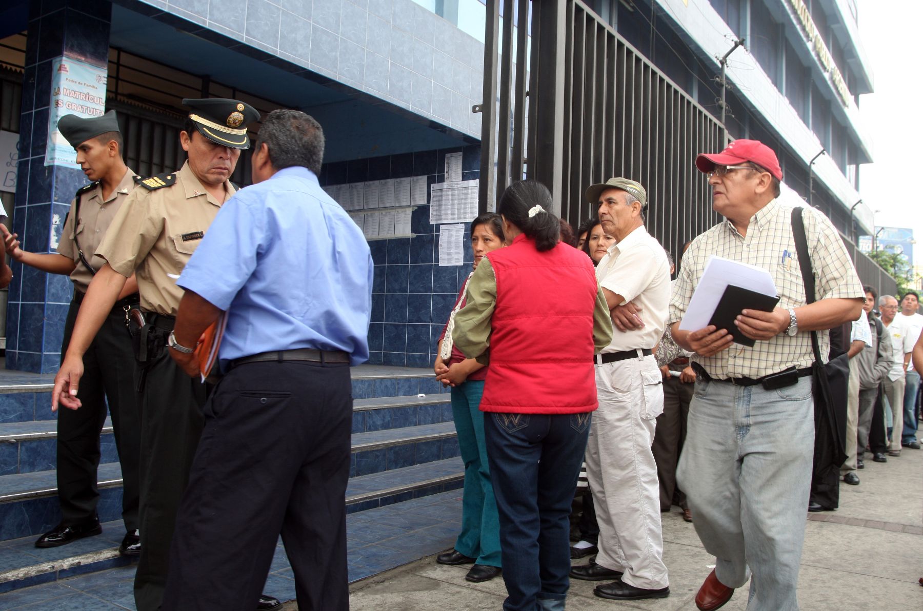 Ciudadanos llegan a los locales de votación y forman cola en el inicio de la jornada electoral de hoy domingo .
Foto: ANDINA/ Héctor Vinces
