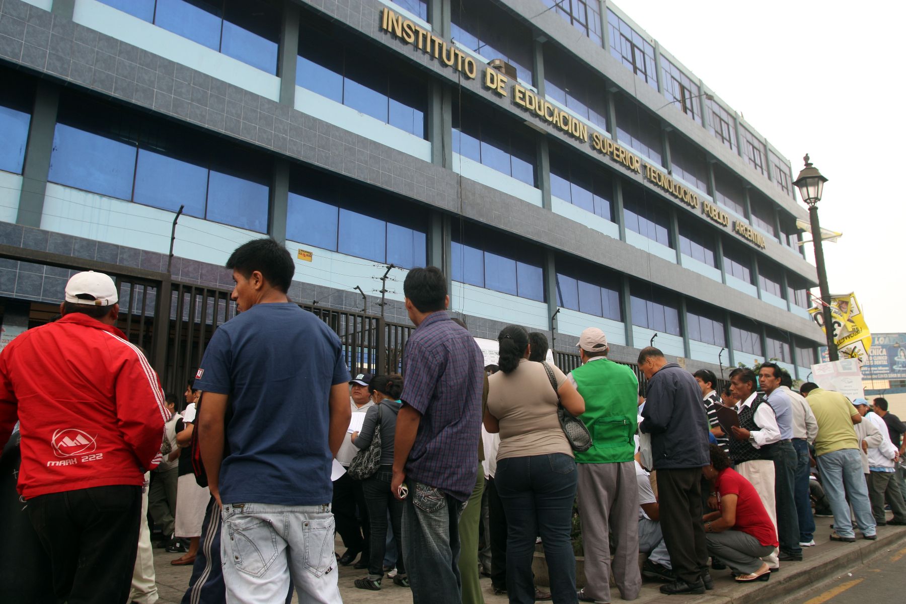 Ciudadanos llegan a los locales de votación y forman cola en el inicio de la jornada electoral de hoy domingo .
Foto: ANDINA/ Héctor Vinces