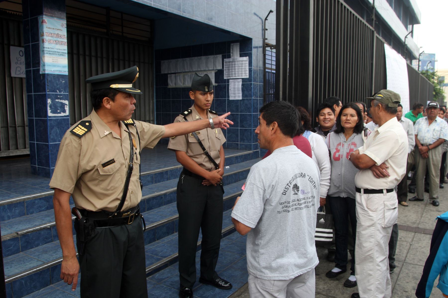 Ciudadanos llegan a los locales de votación y forman cola en el inicio de la jornada electoral de hoy domingo .
Foto: ANDINA/ Héctor Vinces