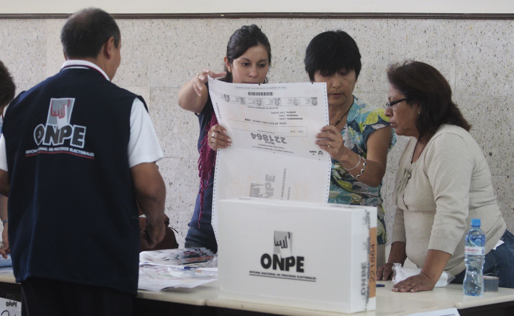 Miembros de mesa en el colegio San Agustin de San Isidro, dejan todo listo para abrir la votación en la jornada electoral de hoy domingo.
Foto: ANDINA/Jack Ramón
