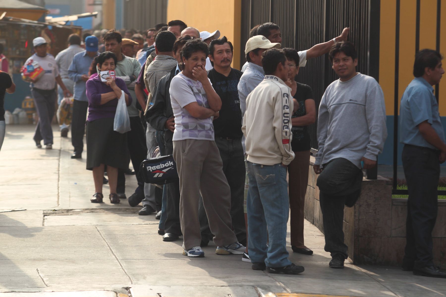 Ciudadanos llegan a los locales de votación y forman cola en el inicio de la jornada electoral de hoy domingo Foto: ANDINA/Piero Vargas
