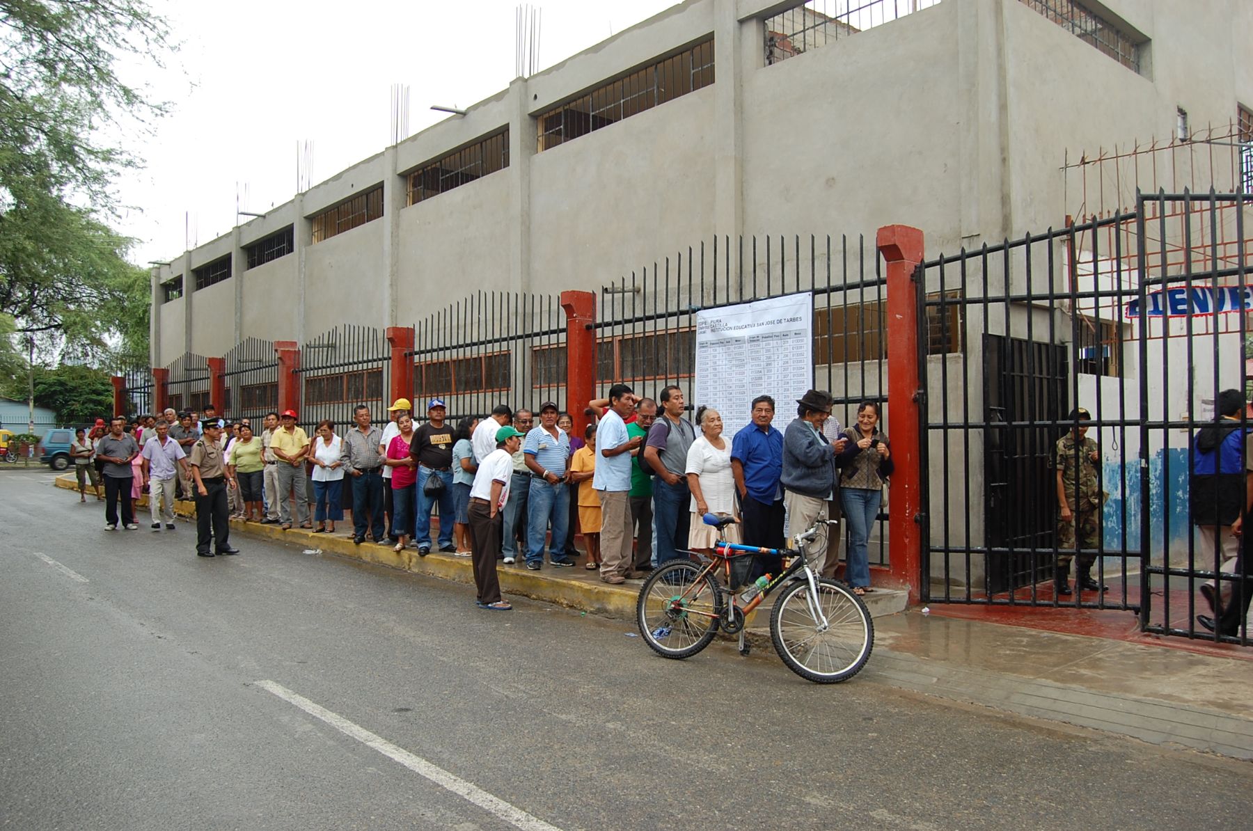 Piuranos forman cola desde temprano en centros de votación, pese a lluvia. Foto: ANDINA.