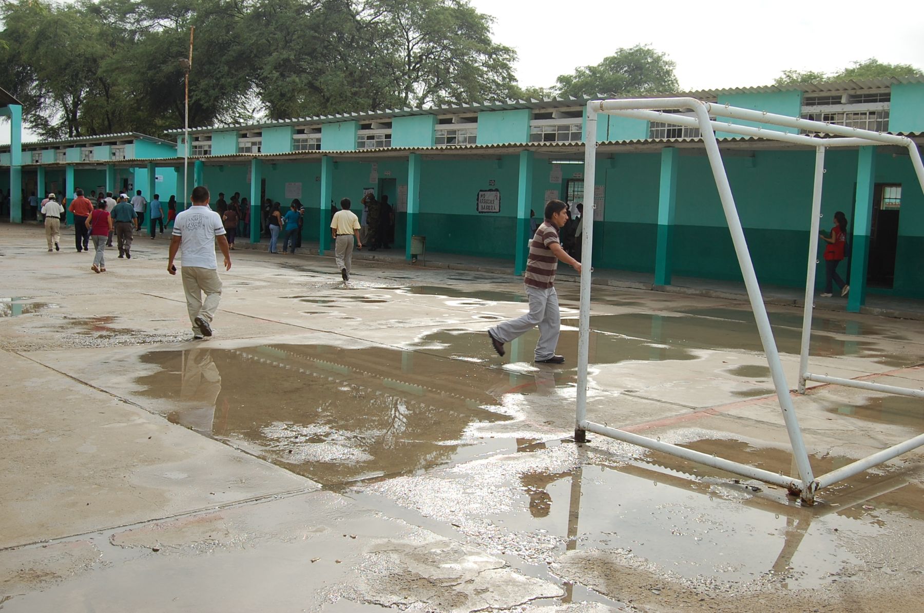 Pese a lluvia, piuranos acuden desde temprano a locales de votación. Foto: ANDINA.
