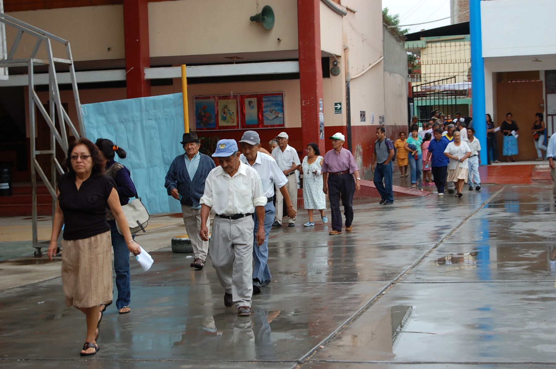 Pese a lluvia, piuranos acuden desde temprano a locales de votación. Foto: ANDINA.