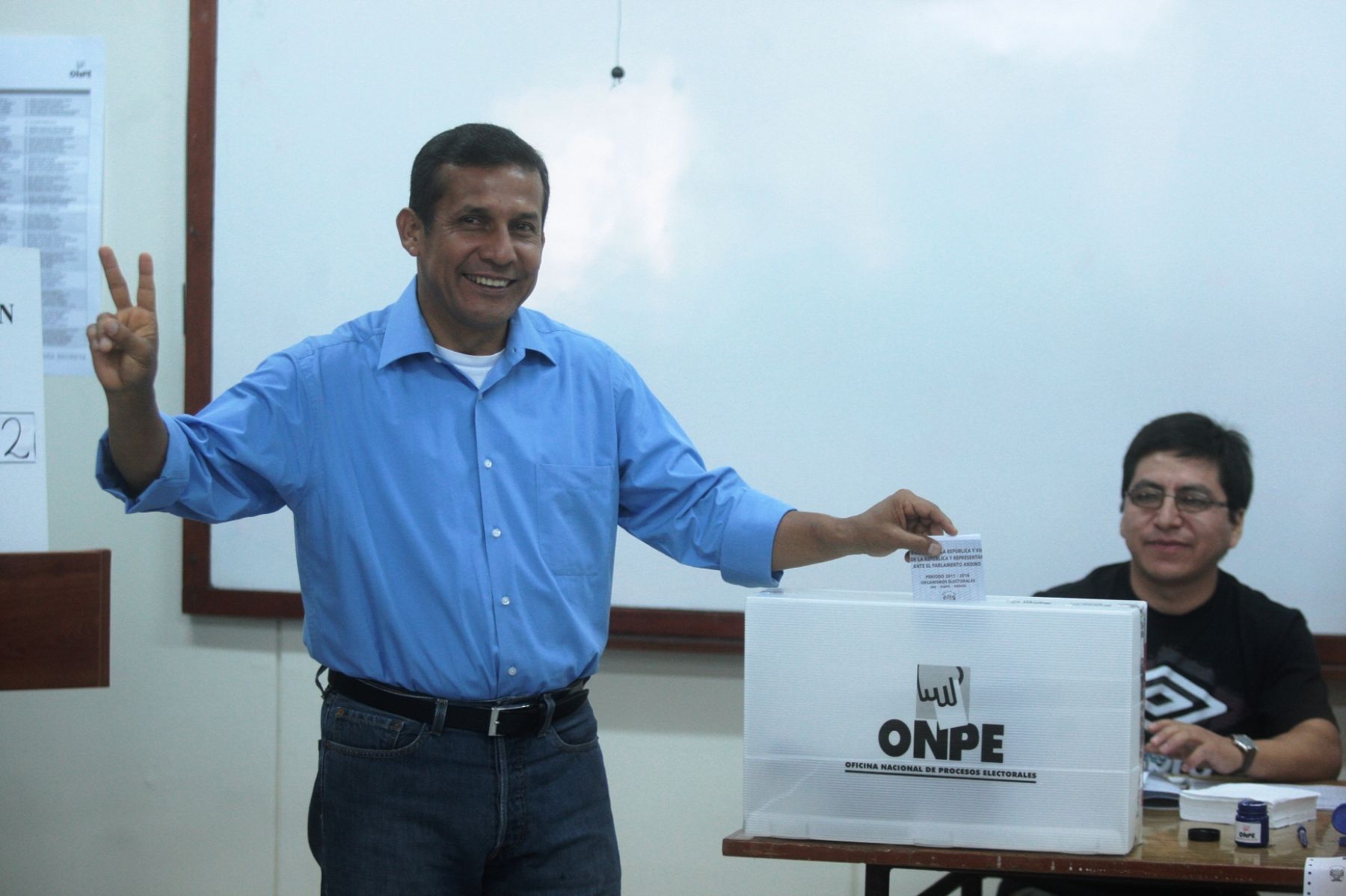 El candidato de Gana Perú, Ollanta Humala, emite su voto en la Universidad Ricardo Palma.
Foto: ANDINA/Juan Carlos Guzmán Negrini.