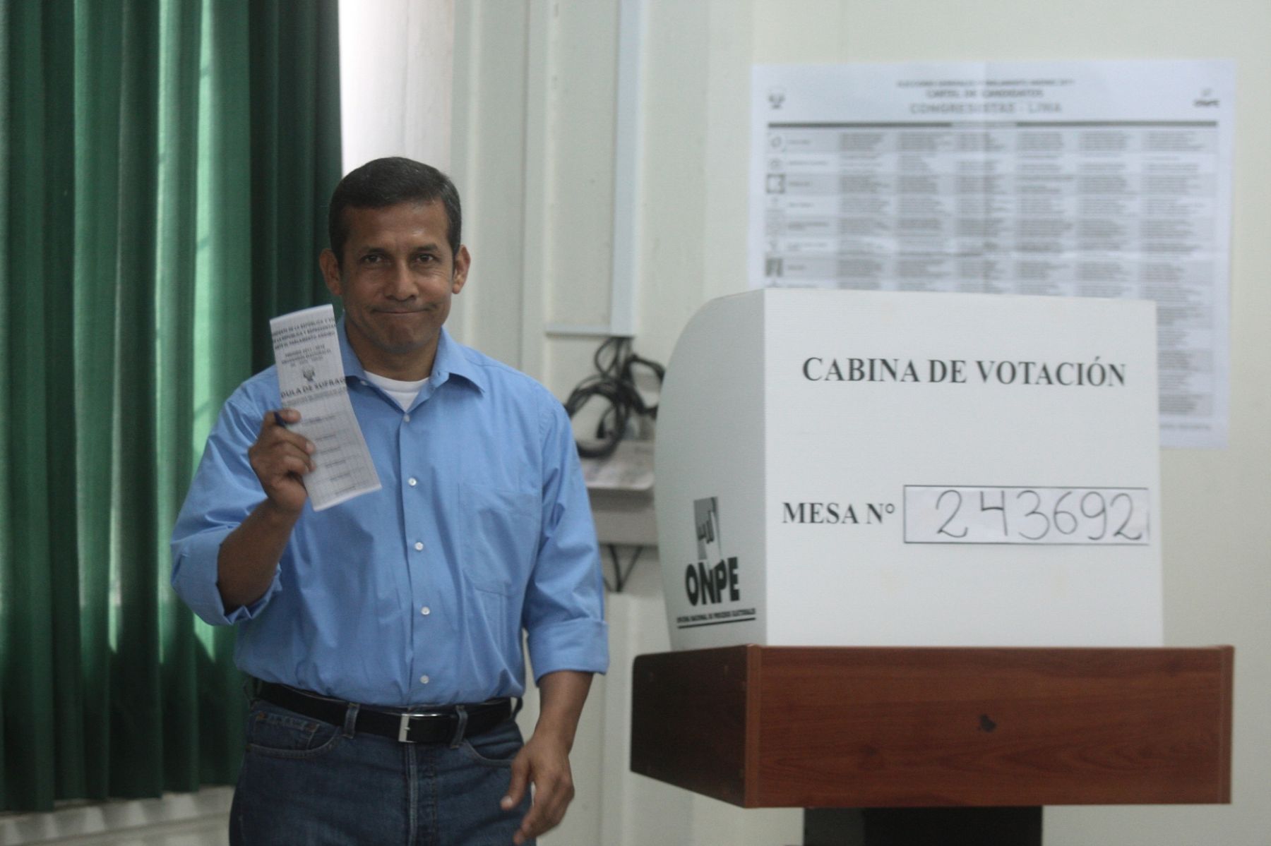El candidato de Gana Perú, Ollanta Humala, emite su voto en la Universidad Ricardo Palma.
Foto: ANDINA/Juan Carlos Guzmán Negrini.