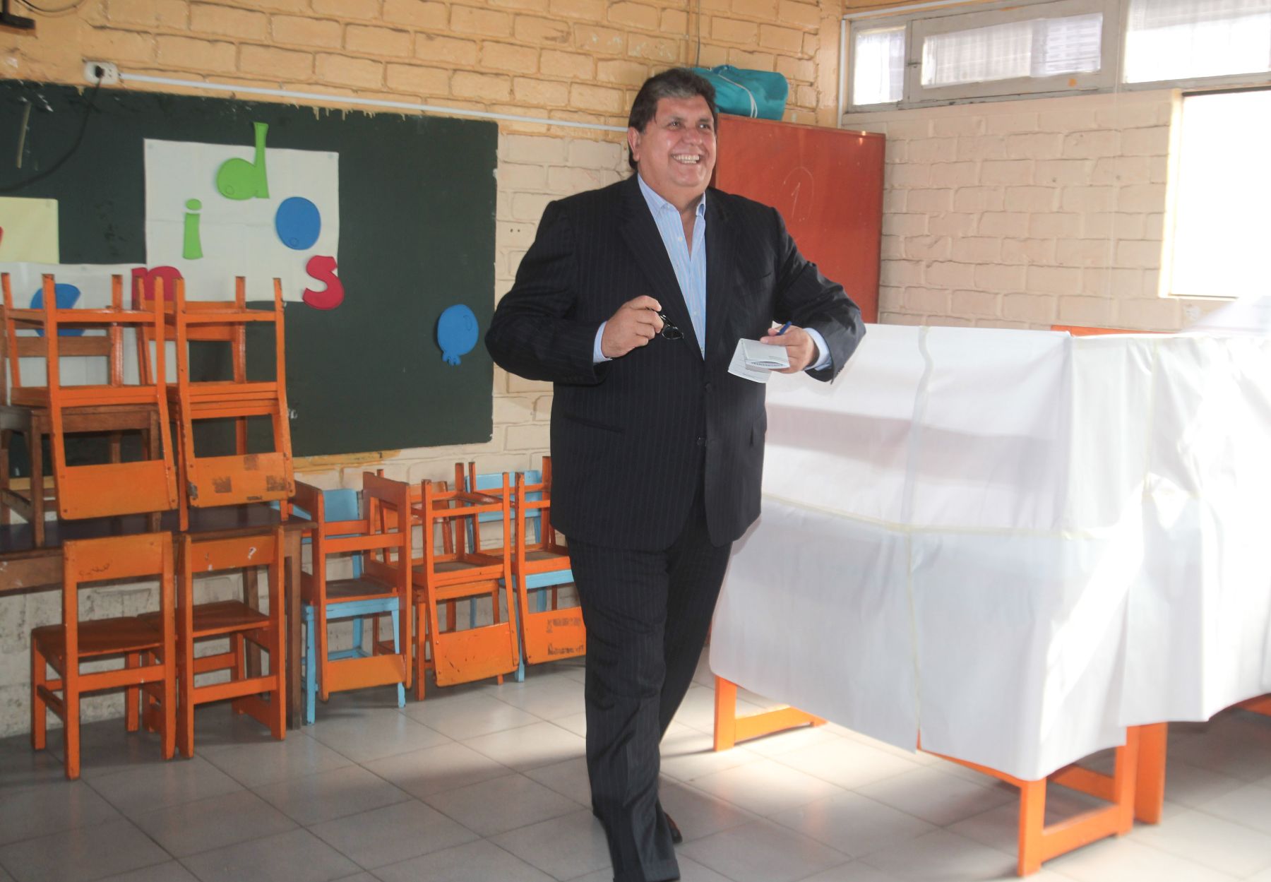 El presidente, Alan García Pérez, emite su voto en el colegio Santísima Niña María del distrito de San Borja, en el marco de las Elecciones Generales y Parlamento Andino 2011.
Foto: ANDINA/Piero Vargas
