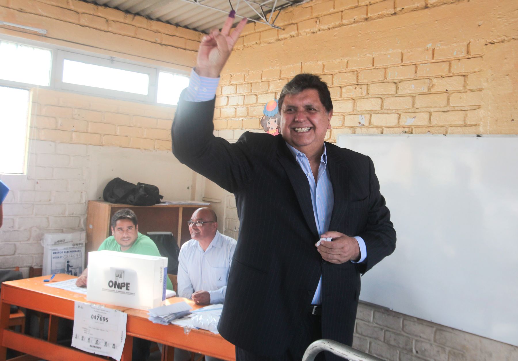 El presidente Alan García Pérez, emite su voto en el colegio Santísima Niña María del distrito de San Borja, en el marco de las Elecciones Generales.
Foto: ANDINA/Piero Vargas