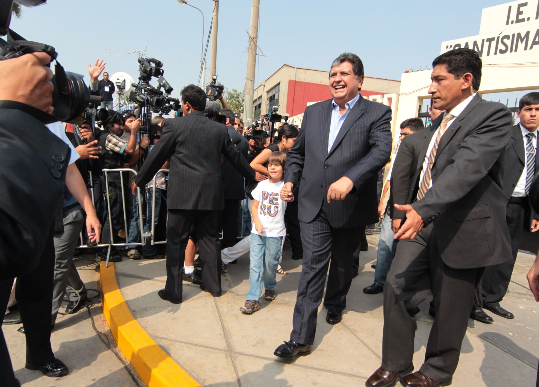 El presidente Alan García Pérez, llega para emitir su voto en el colegio Santísima Niña María del distrito de San Borja, en el marco de las Elecciones Generales.
Foto: ANDINA/Piero Vargas