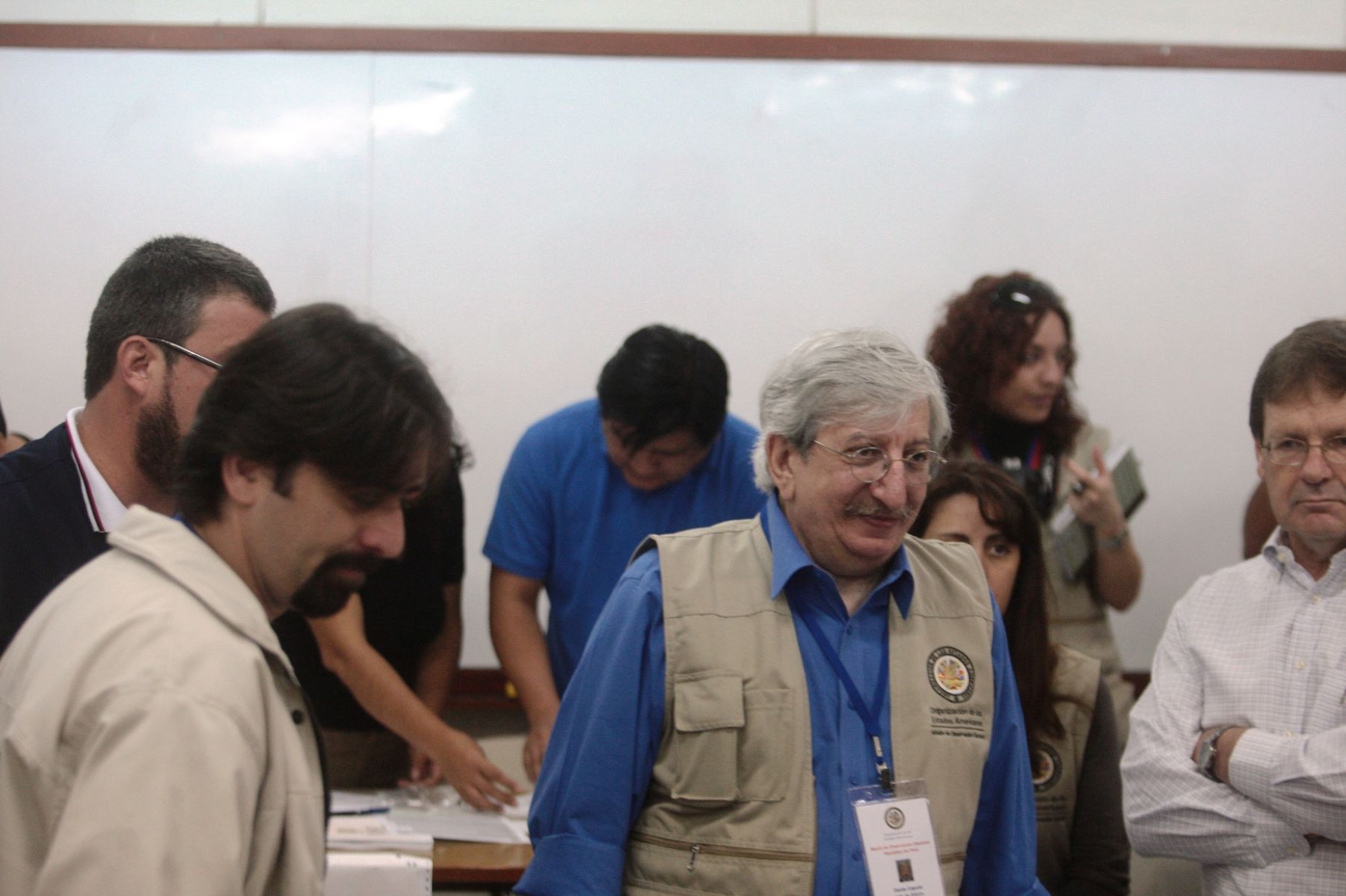 El jefe de la Misión de Observación Electoral de la Organización de los Estados Americanos (OEA), Dante Caputo, recorre locales de votación.
Foto: ANDINA/Juan Carlos Guzmán Negrini.