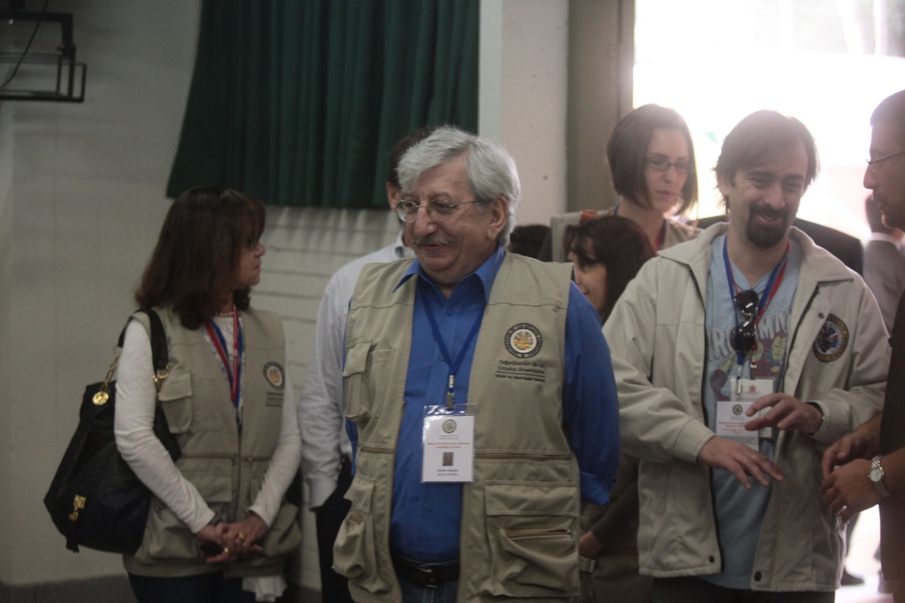 El jefe de la Misión de Observación Electoral de la Organización de los Estados Americanos (OEA), Dante Caputo, recorre locales de votación.
Foto: ANDINA/Juan Carlos Guzmán Negrini.