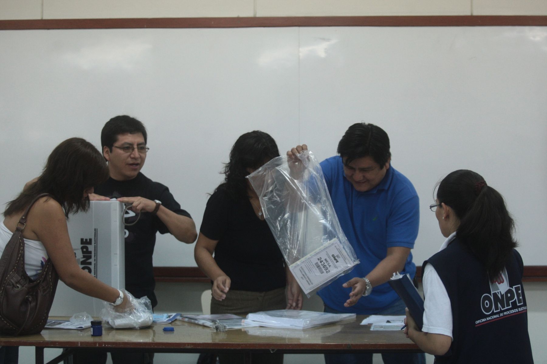 Instalación de mesa de sufragio en el local de la Universidad Ricardo Palma en Lima.
Foto: ANDINA/Juan Carlos Guzmán Negrini.