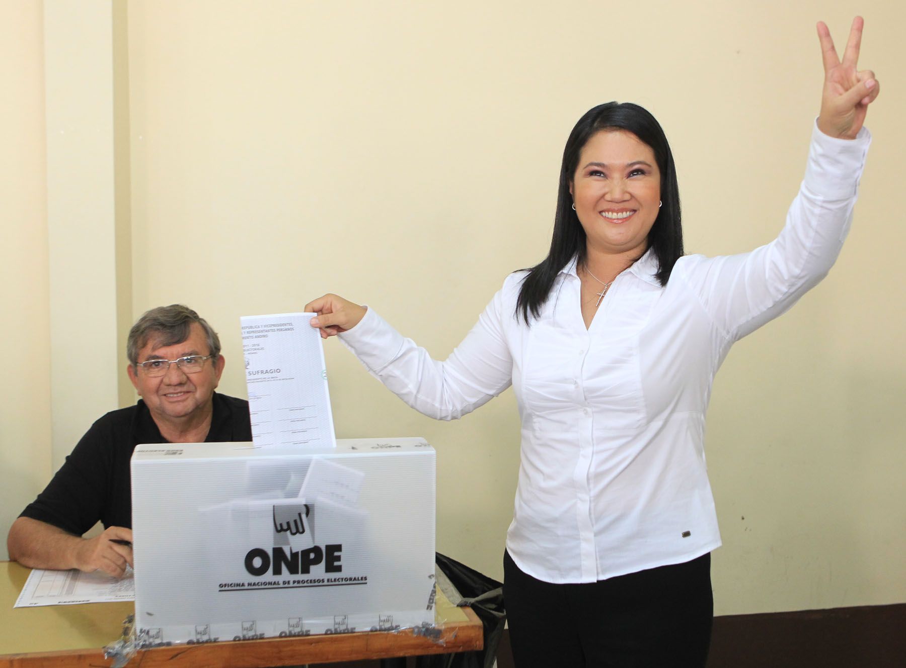 La candidata por Fuerza 2011, Keiko Fuijmori, deposita su voto  en el colegio San Roque de Surco.
Foto: ANDINA/ Carlos Lezama