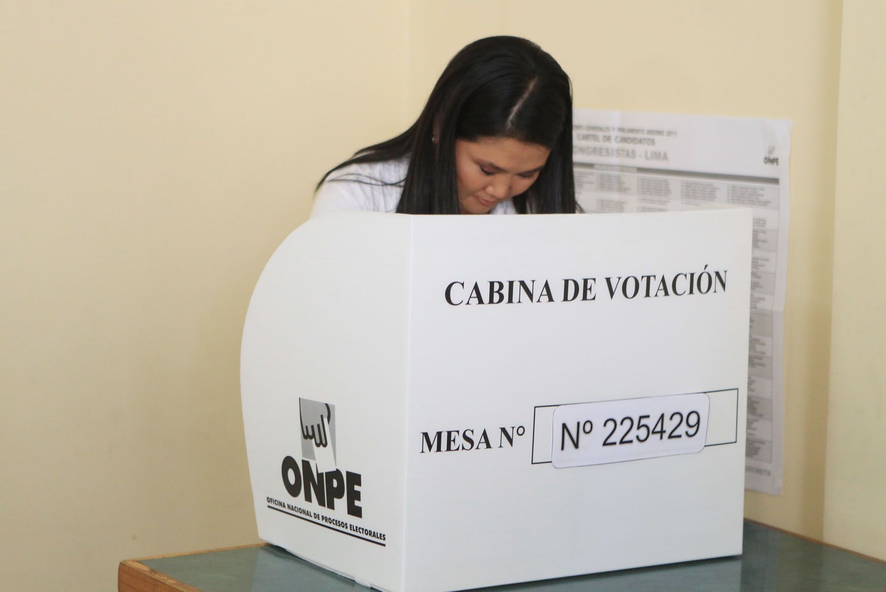 La candidata por Fuerza 2011, Keiko Fuijmori, deposita su voto  en el colegio San Roque de Surco.
Foto: ANDINA/ Carlos Lezama