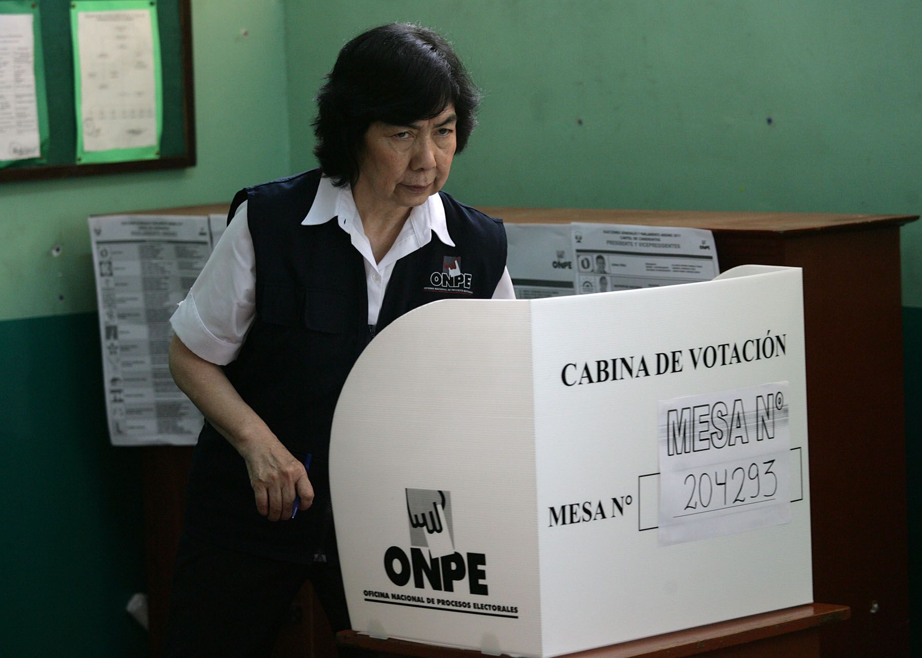 Jefa de la ONPE, Magdalena  Chu, sufragó en el colegio Hermann Buse en Pueblo Lbre. 
Foto: ANDINA/Rubén Grández