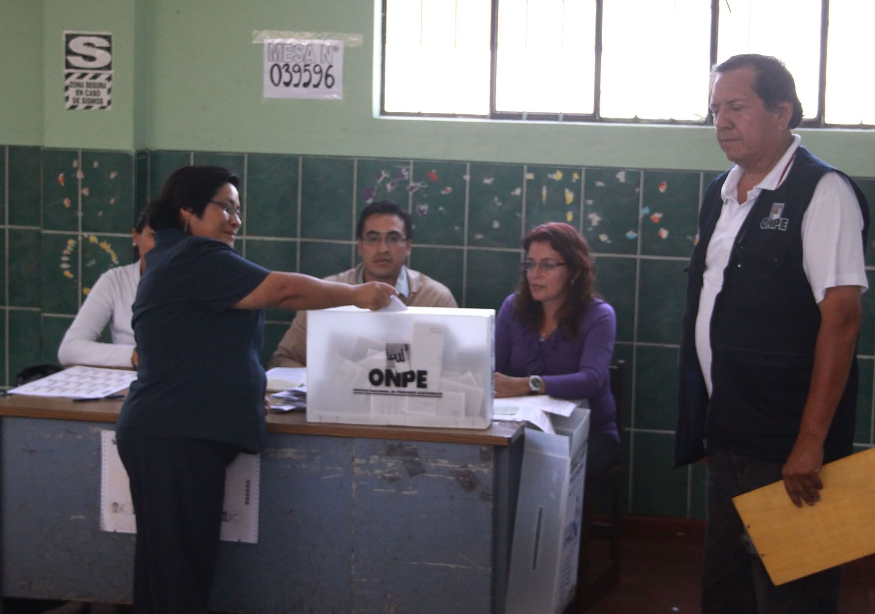 La candidata presidencial por Fuerza Nacional, Juliana Reymner, vota en el colegio Andrès Bello en Pueblo Libre.
Foto: ANDINA/ Jessica Vicente